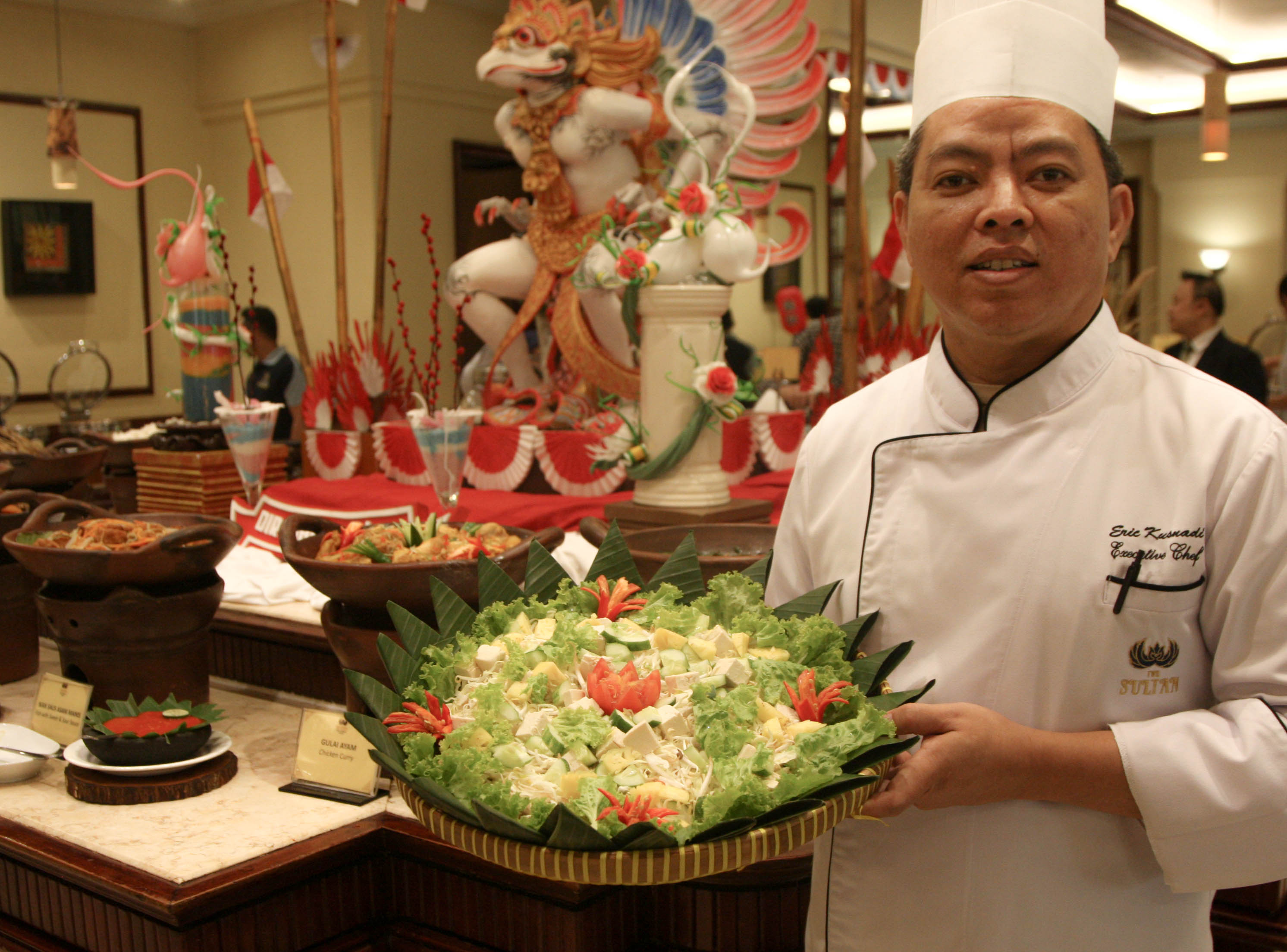 Chef Eksekutif The Sultan Hotel & Residence Jakarta Eric Kusnadi memperlihatkan sajian asinan Jakarta, Senin (14/8)