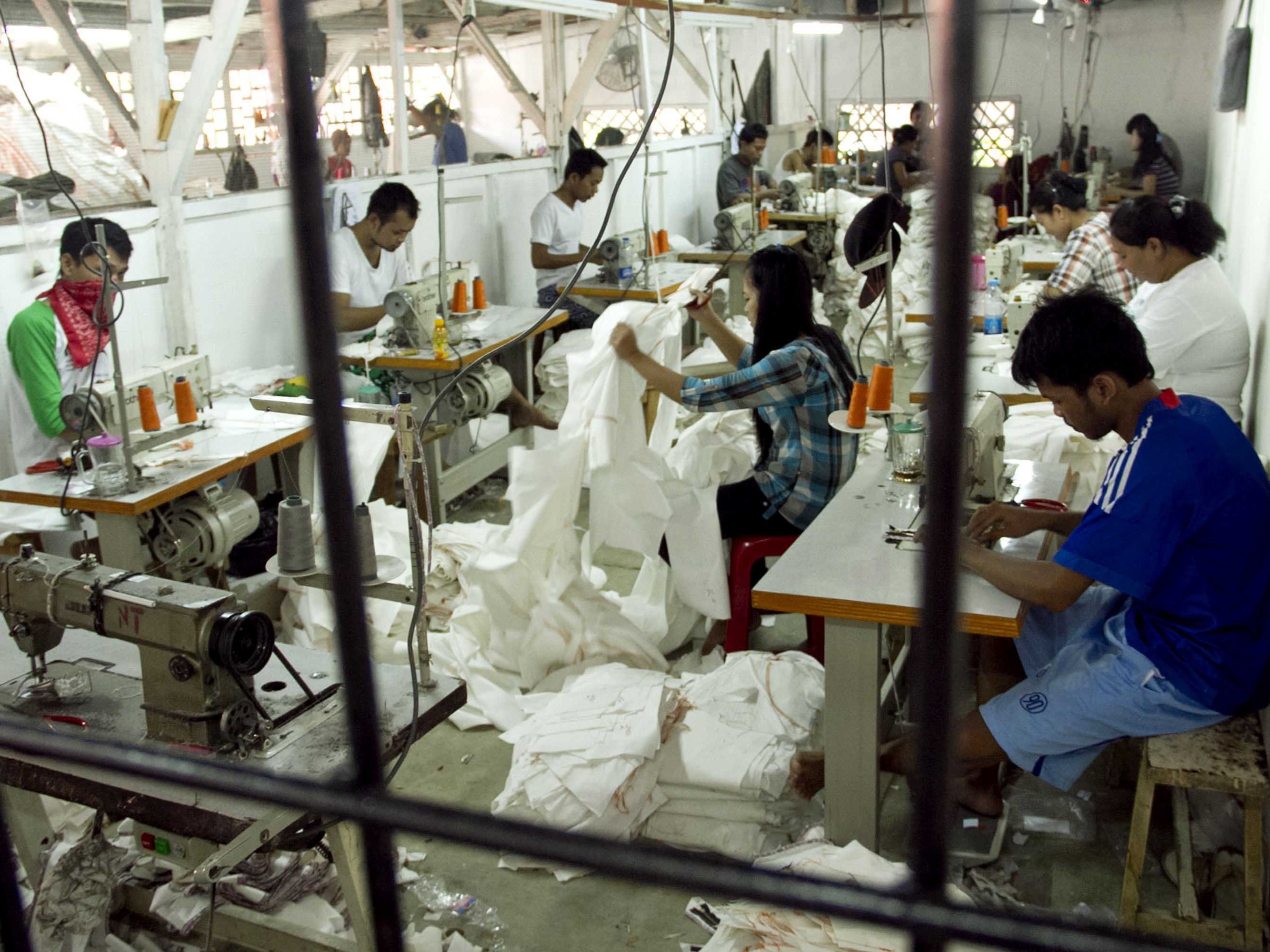 Pekerja menyelesaikan pembuatan celana berbahan jins di Kawasan Perkampungan Industri Kecil, Penggilingan, Jakarta Timur.