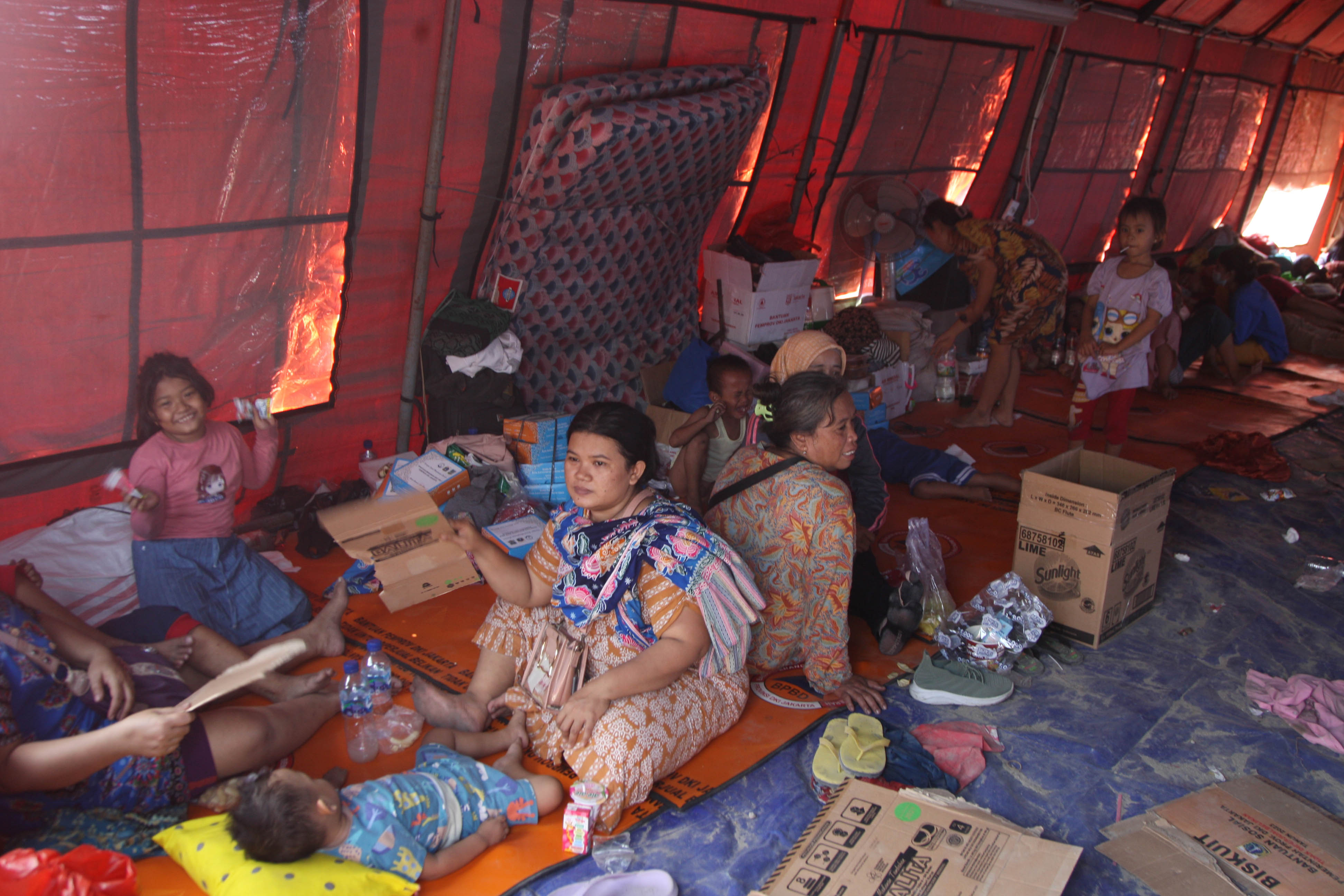 Warga korban kebakaran menempati tenda darurat di RT 001/RW 03, Kapuk Muara, Penjaringan, Jakarta Utara, Senin (31/7).