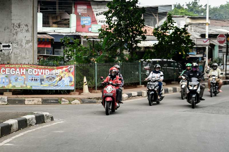Ilustrasi - Motor lawan arah di jalan.