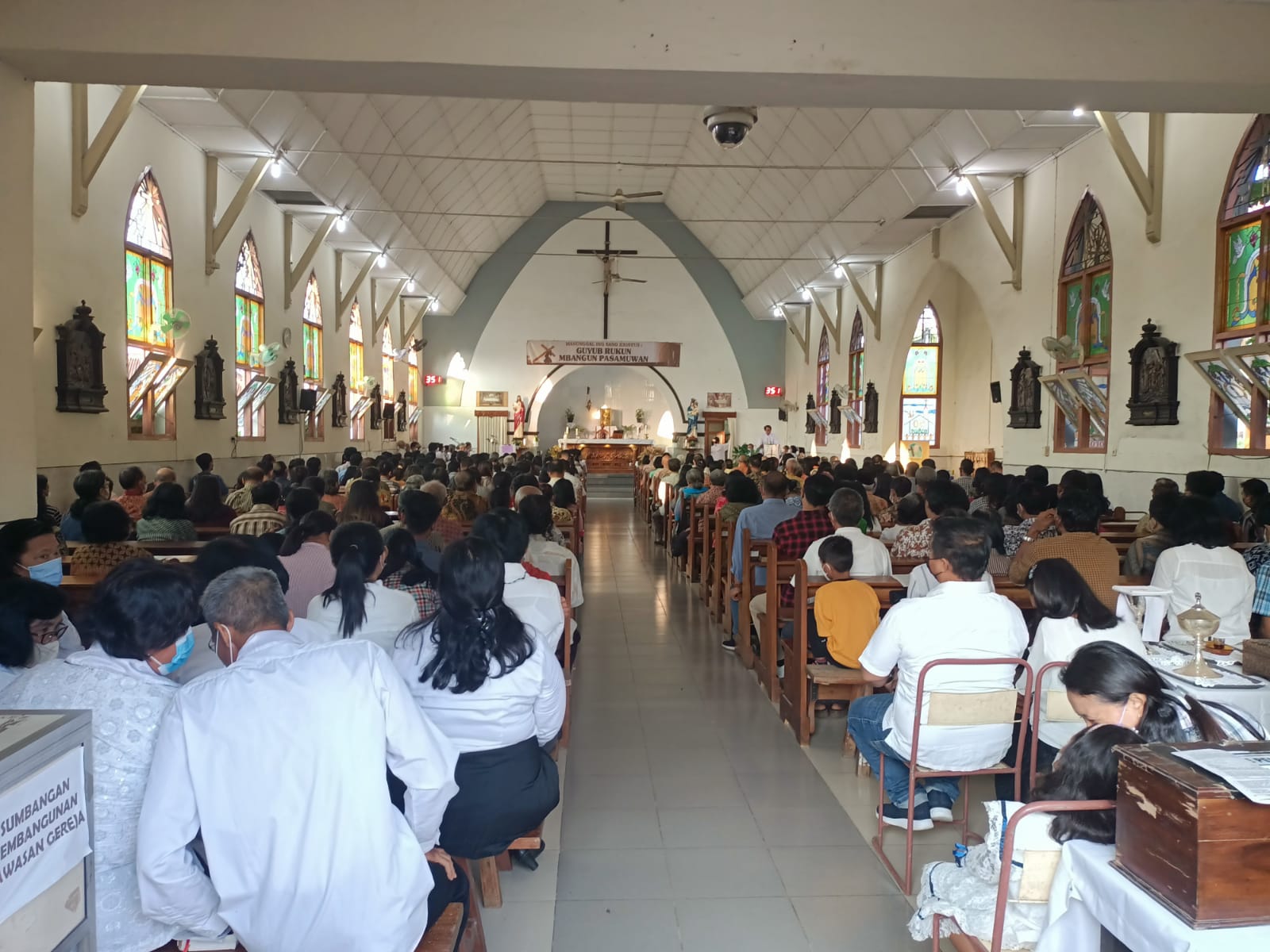 Kegiatan umat Kristen di Gereja Almasih, Klaten.