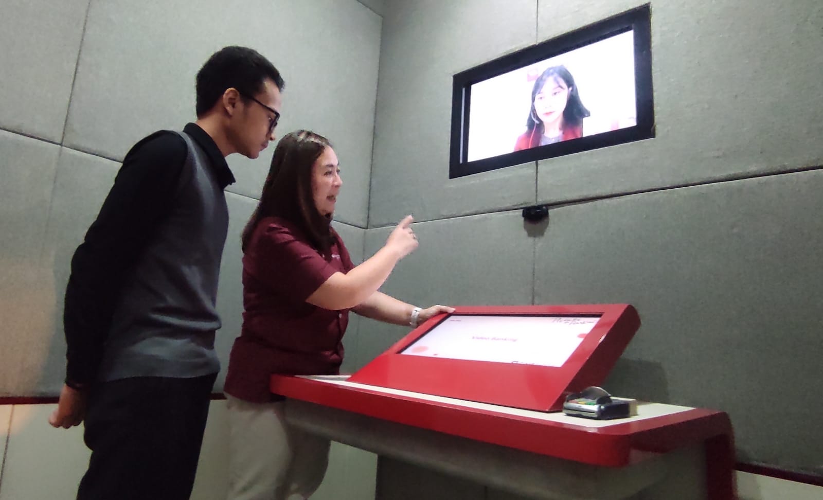 Head of Digital Banking, Branchless & Partnership CIMB Niaga Lusiana Saleh di digital lounge CIMB Niaga. 