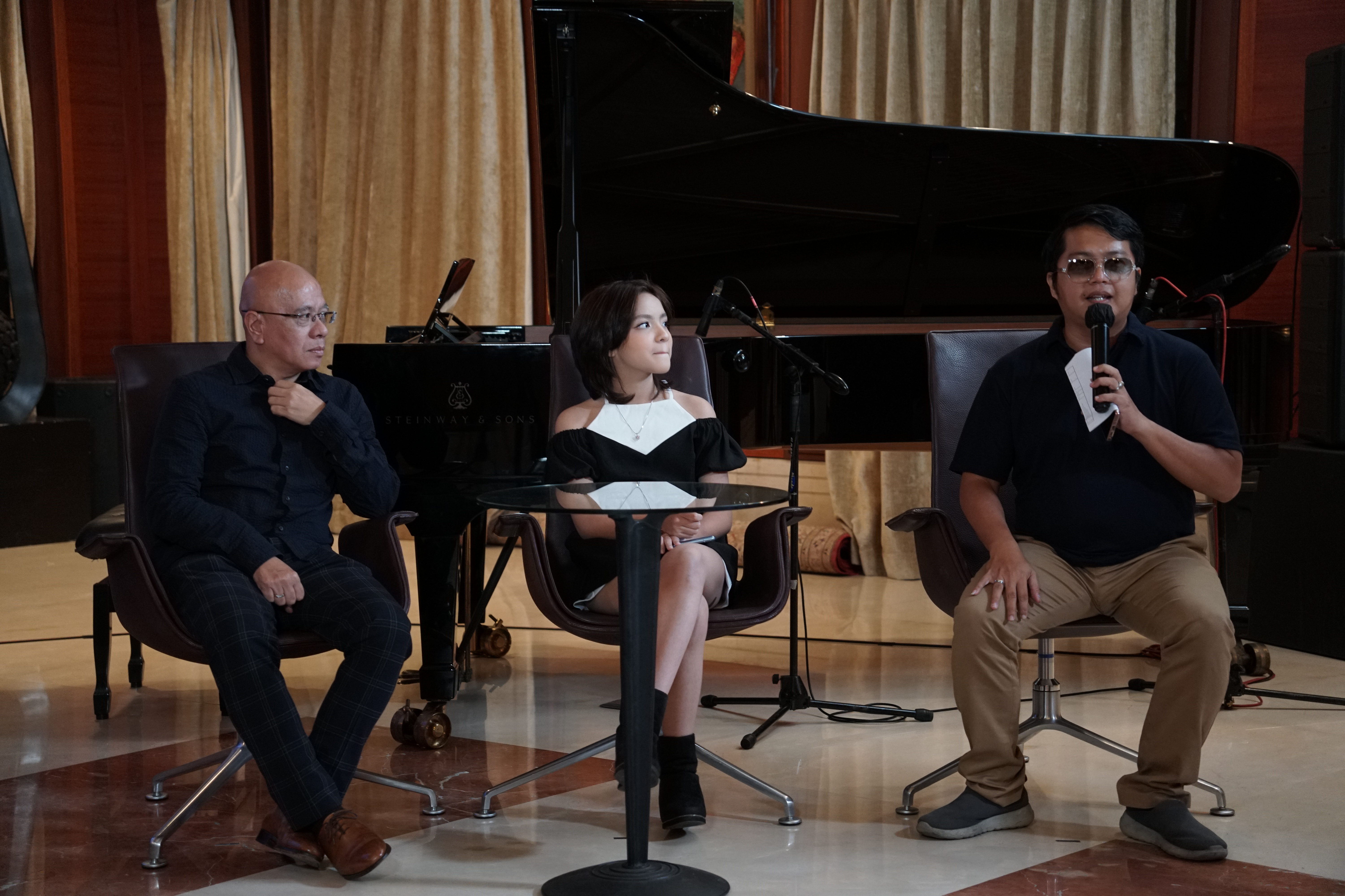 Kevina Panigoro (tengah). 