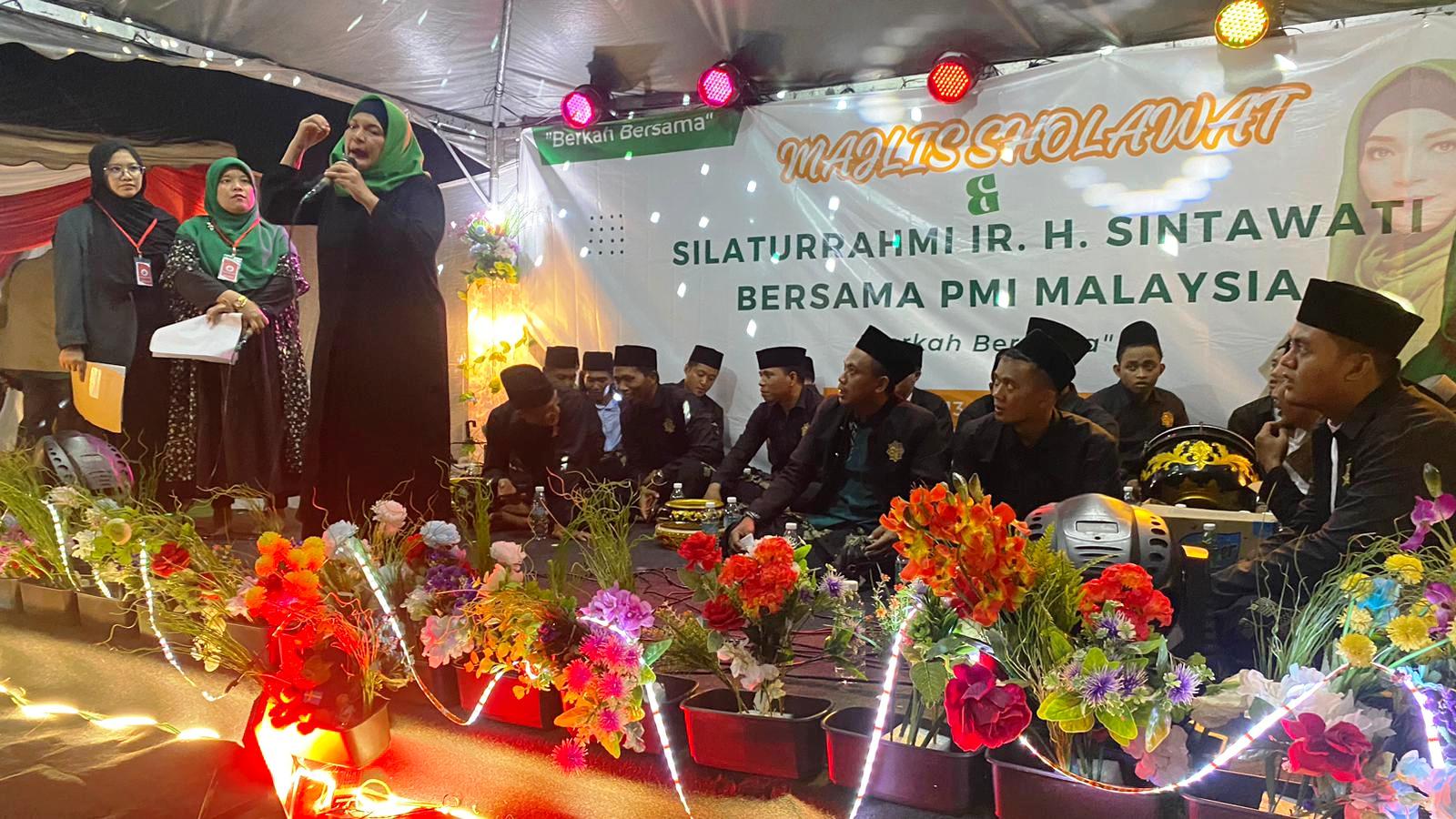 Bacaleg DPR dari PPP r. H. Sintawati, menggelar kegiatan Sholawat dan Silaturahmi di Kampung Bukit Lanchung, Shah Alam, Selangor, Malaysia.