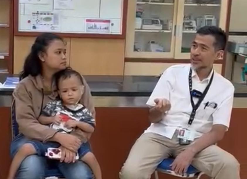 Dokter Aditya Wardhana dan pasien luka bakar. 