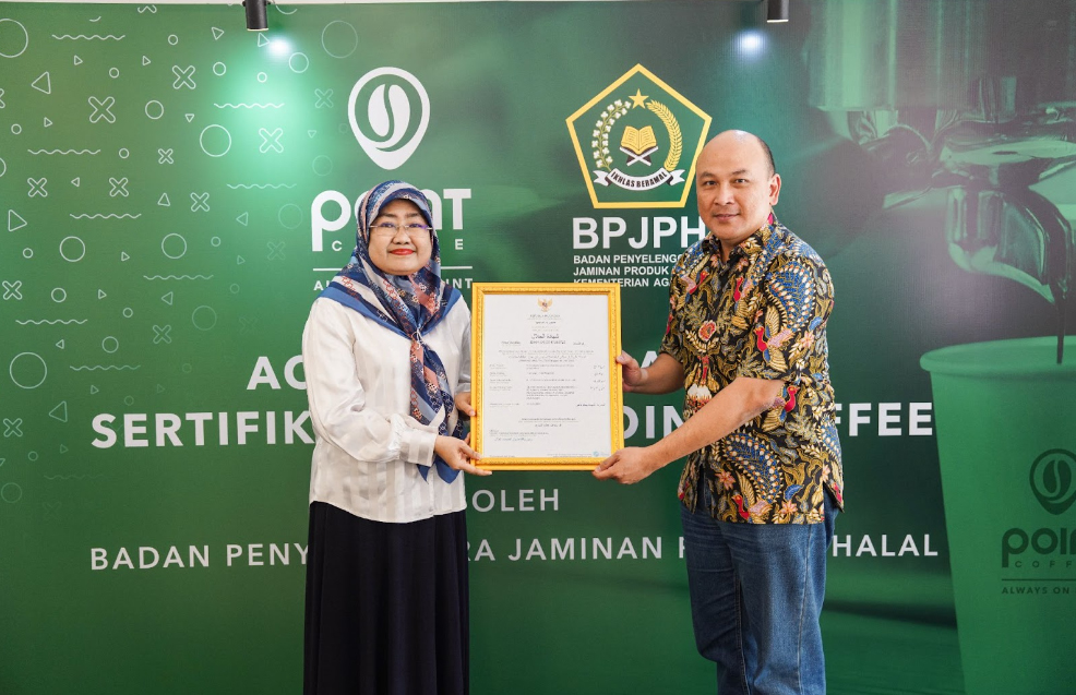 Penyerahan sertifikat halal kepada Point Coffee oleh BPJPH