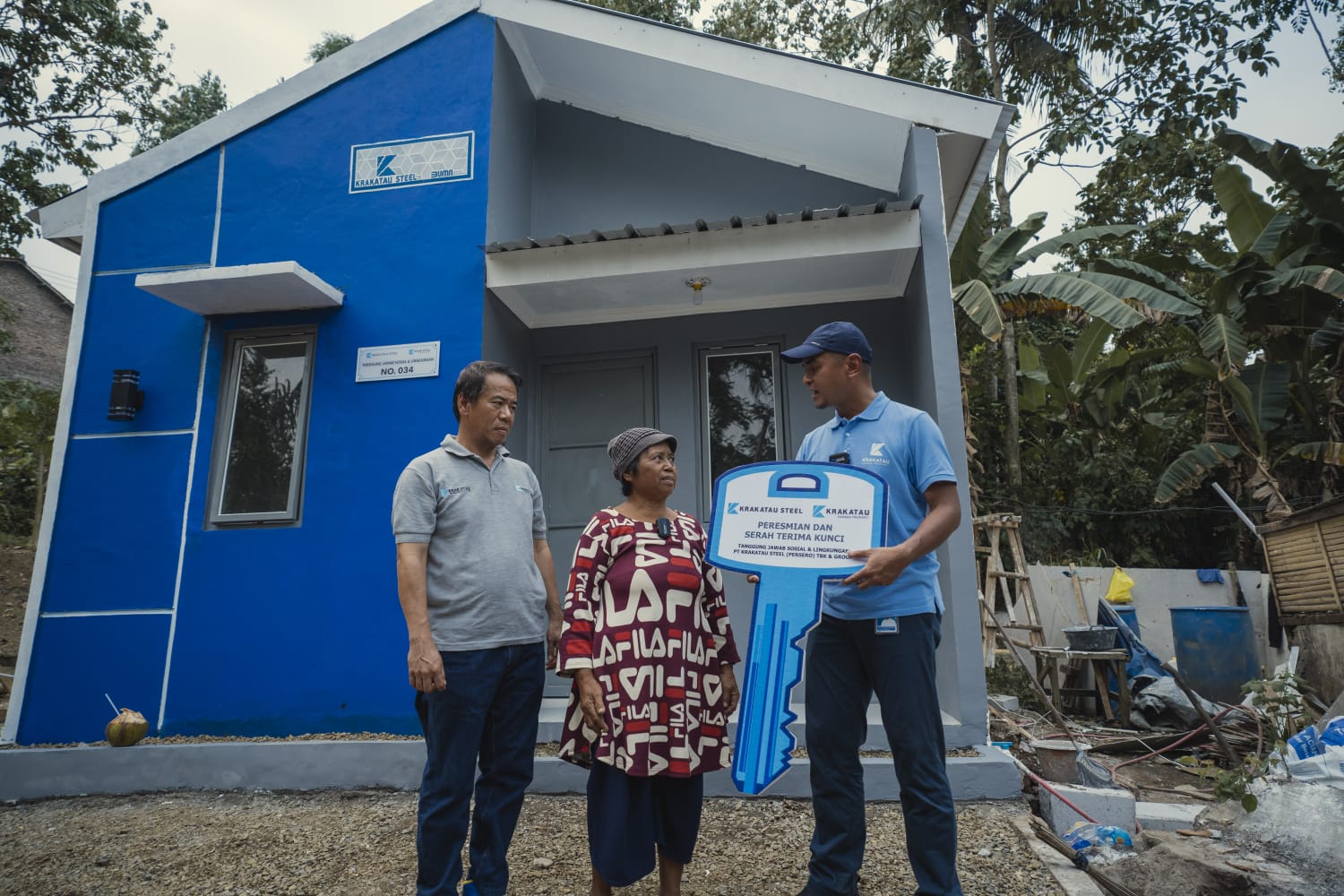Penyerahan bantuan program layak huni PT KSP di Cilegon