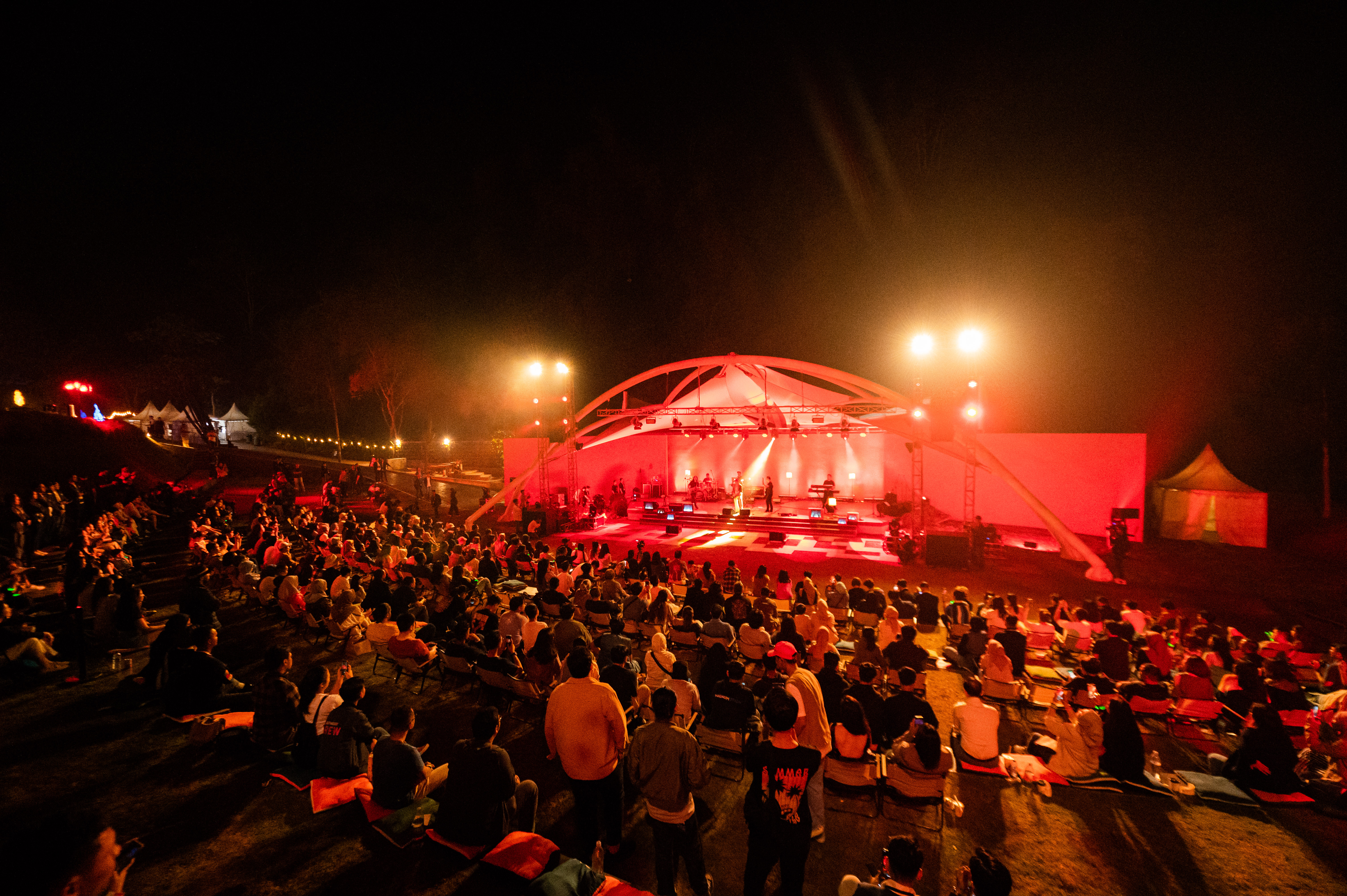 Para penonton antusias menyaksikan Gaia Music Festival tahun 2023 di Kota Bandung, Jawa Barat.