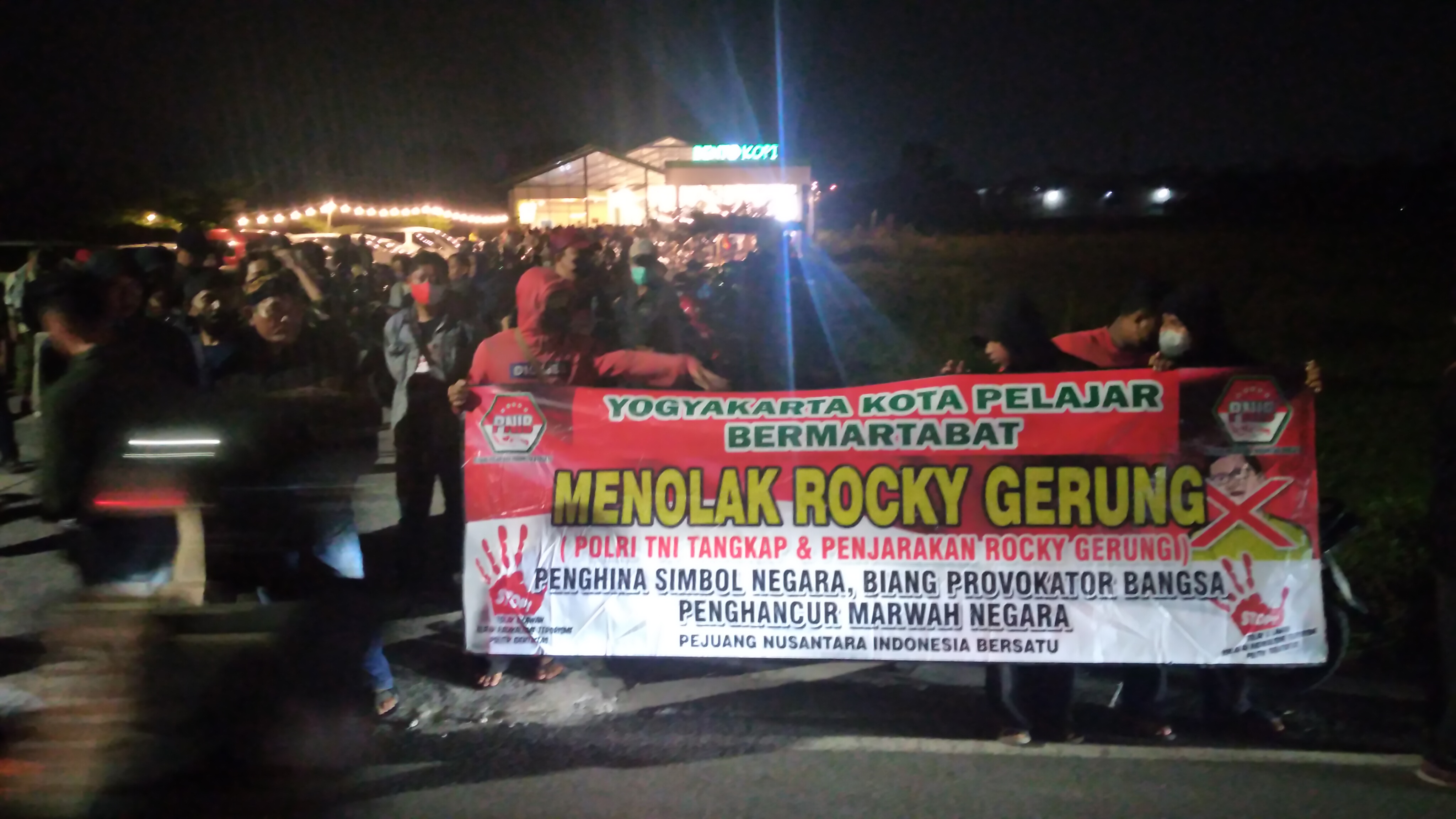Massa penolak kehadiran Rocky Gerung