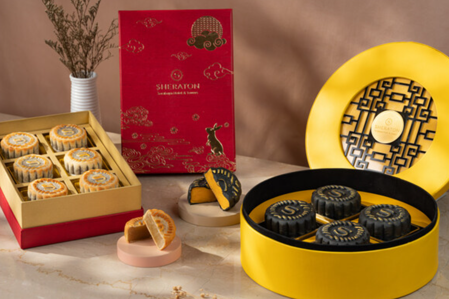 Moon rabbit box (merah) dan full moon box (kuning) kado istimewa untuk rekan dan kerabat di Festival Pertengahan Musim Gugur.