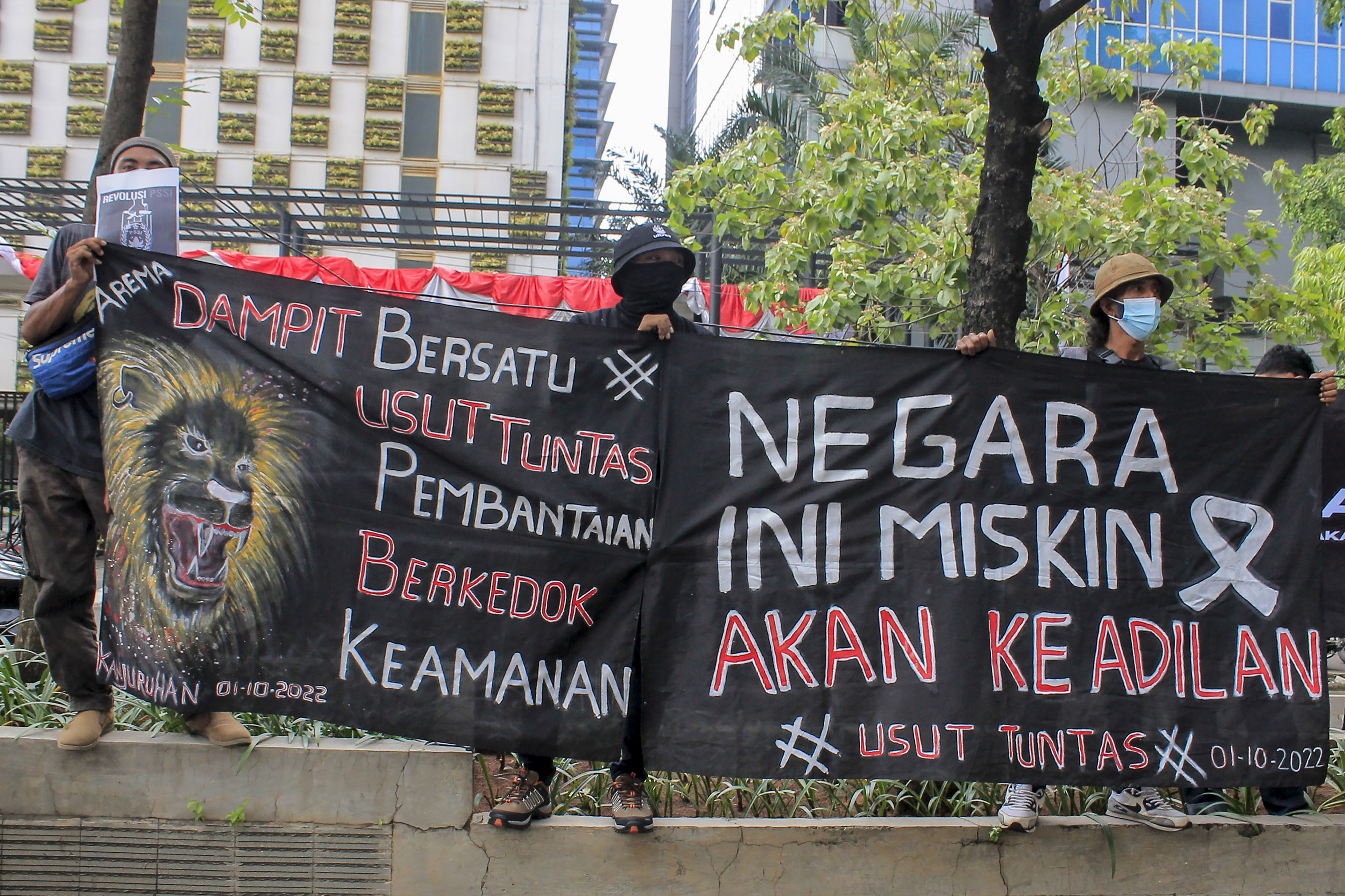 Suporter Arema FC atau Aremania menuntut keadilan pada keluarga korban tragedi Kanjuruhan di Mabes Polri, Jakarta, beberapa waktu lalu.