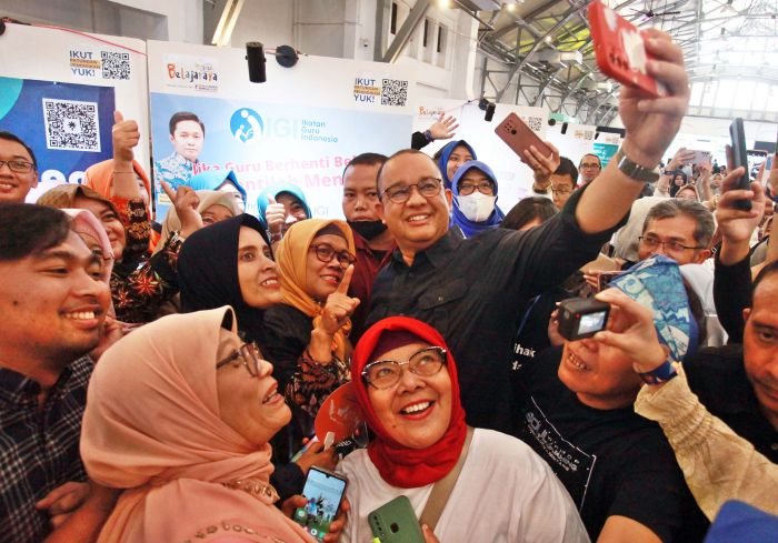 Bakal calon presiden dari Koalisi Perubahan untuk Persatuan Anies Baswedan (tengah) berfoto bersama warga