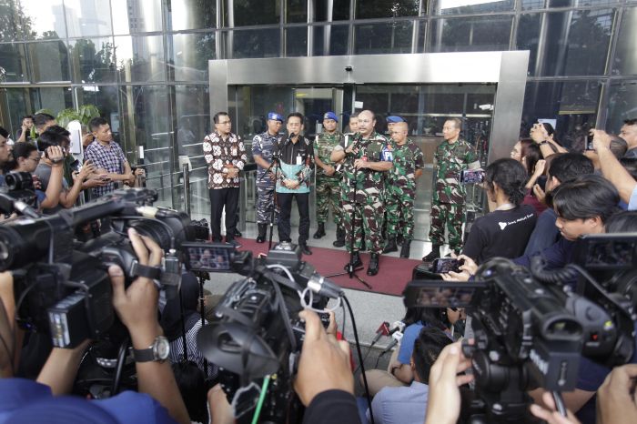 Rombongan Puspom TNI mendatangi KPK usai penetapan Kepala Basarnas Marsekal Madya Henri Alfiandi sebagai tersangka korupsi 