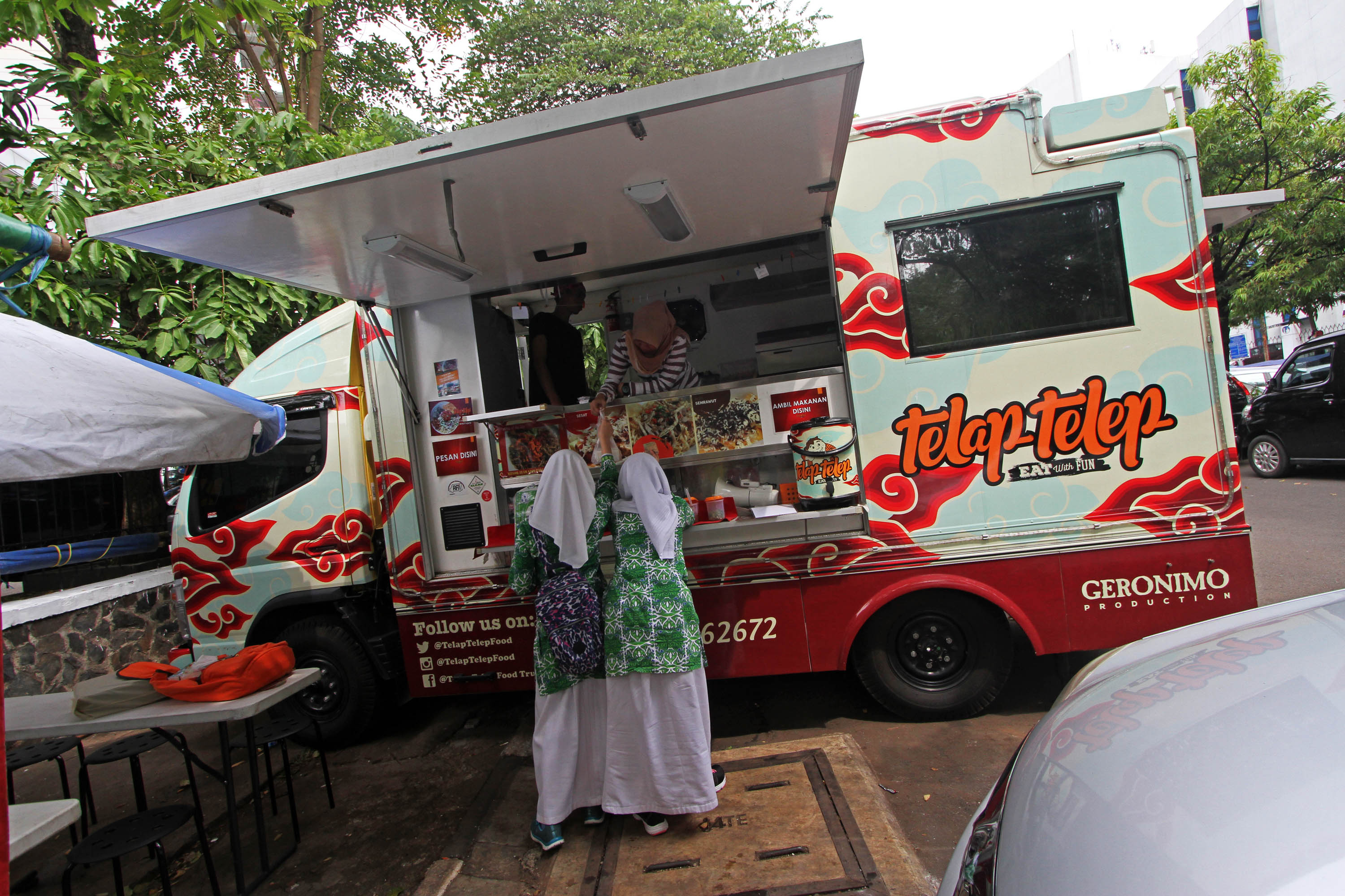 Pembeli memesan makanan di food truck yang berada di kawasan Kebayoran Baru, Jakarta Selatan, Kamis (4/6/2015)