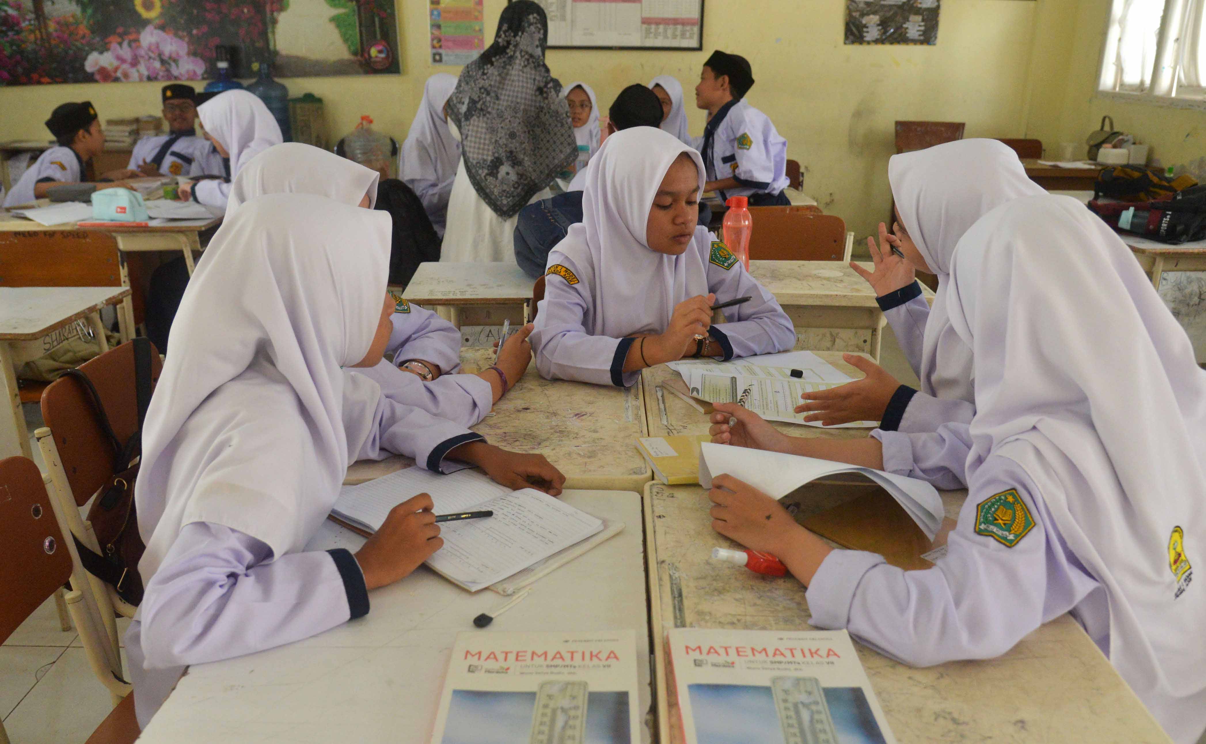 Pelajar mengikuti proses belajar dalam program Kurikulum Merdeka dengan pilihan Mandiri Belajar di sekolah MTsN Aceh.