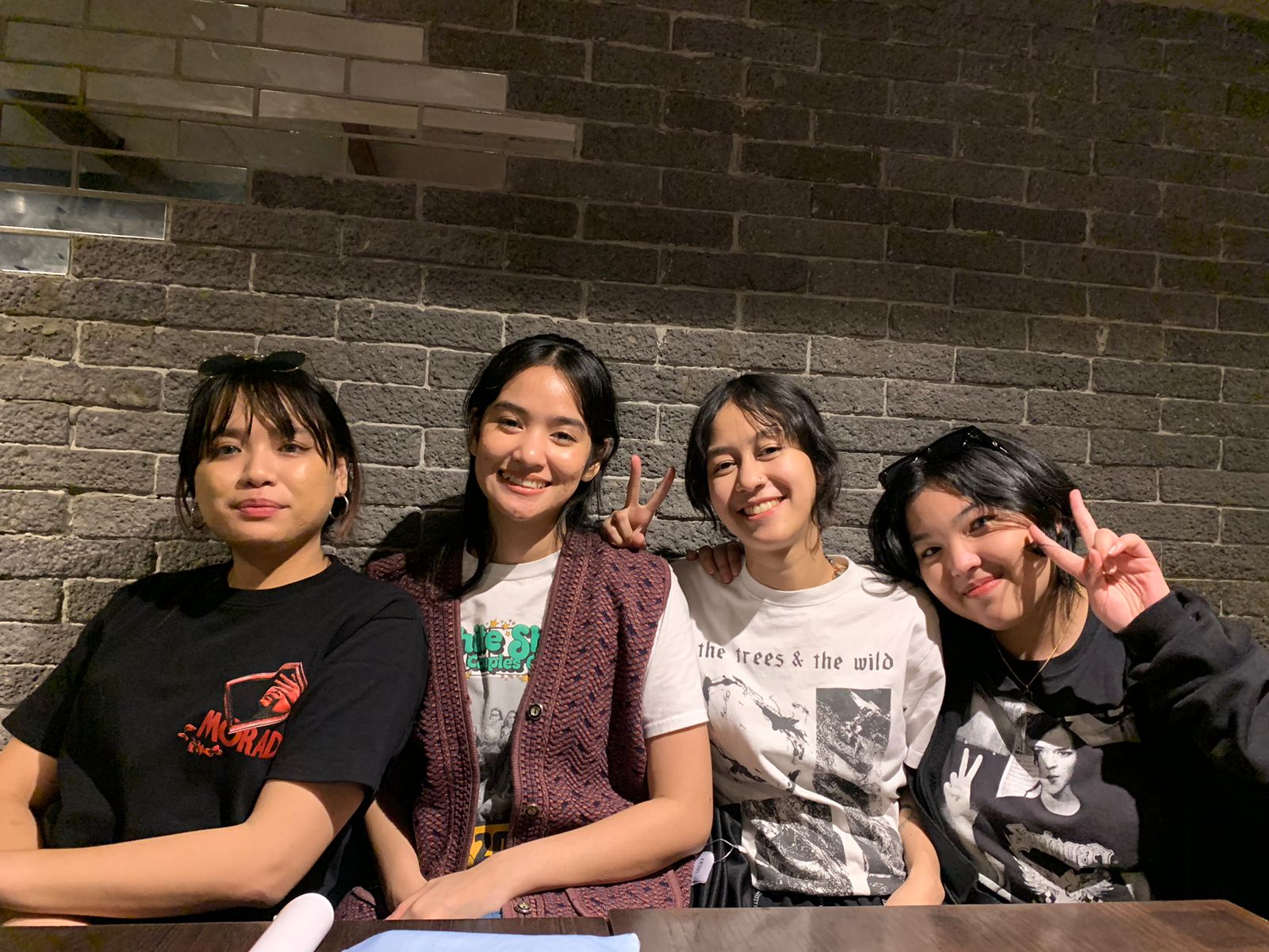Sebagian anggota Salon RNB (ki-ka: Karina Christy, Rizkia Larasti, Keshia Aita, dan Sade Susanto).
