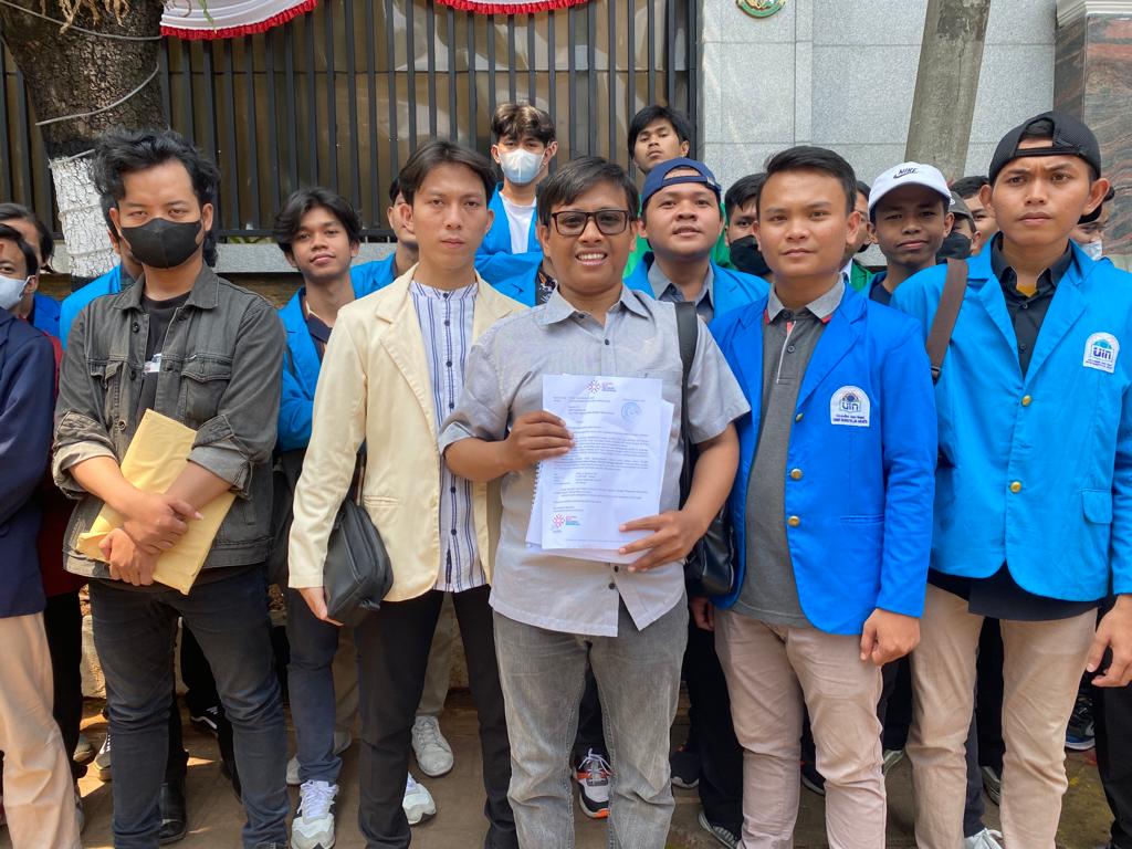 Aliansi BEM Seluruh Indonesia menyerahkan risalah dan rekomendasi hasil diskusi bedah kasus ekspor CPO kepada Kejagung di Jakarta. 