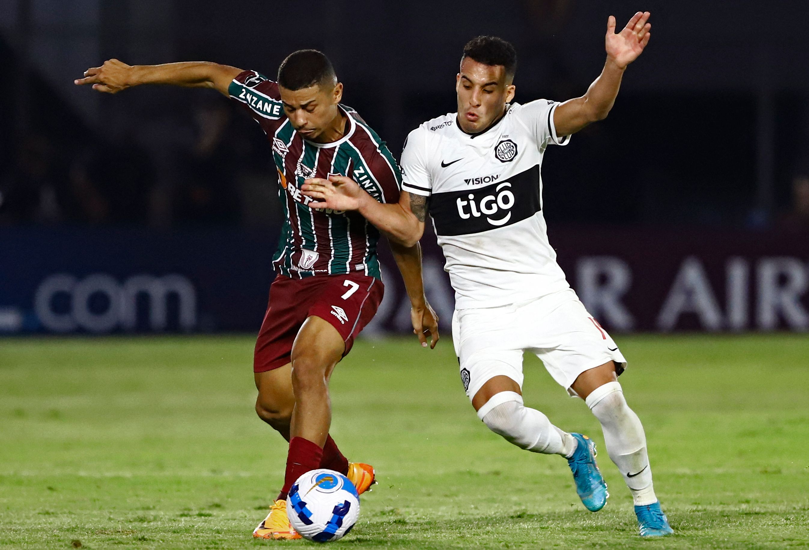 Gelandang Fluminense Andre (kiri)