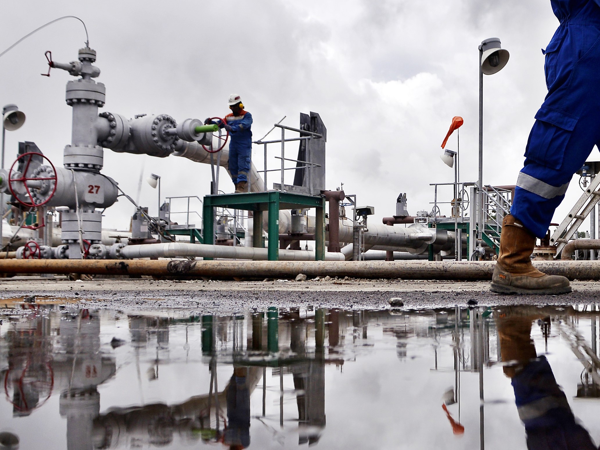 Pekerja melintasi lokasi pipa uap panas di Pembangkit Listrik Tenaga Panas Bumi (PLTP) Lahendong, Tompaso, Minahasa, Sulawesi Utara.