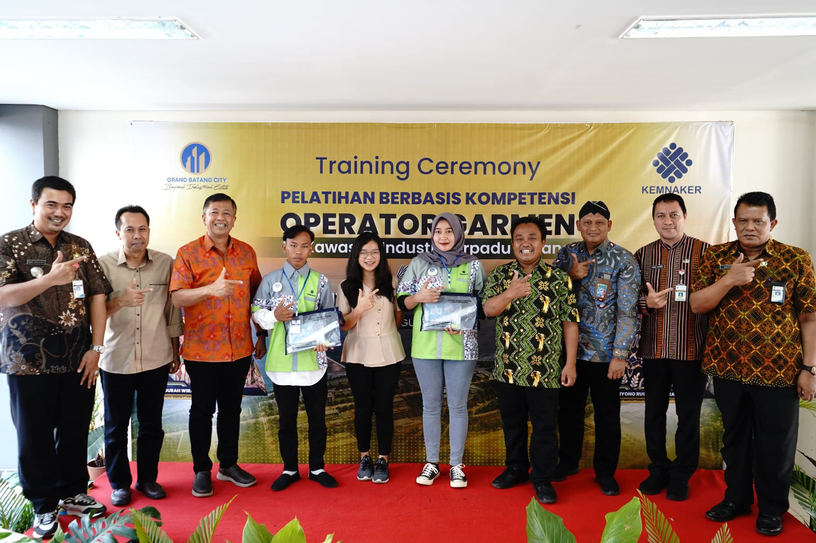 Dirut KITB, Ngurah Wirawan bersama tim pelatih menjahit sepatu asal Thaiwan