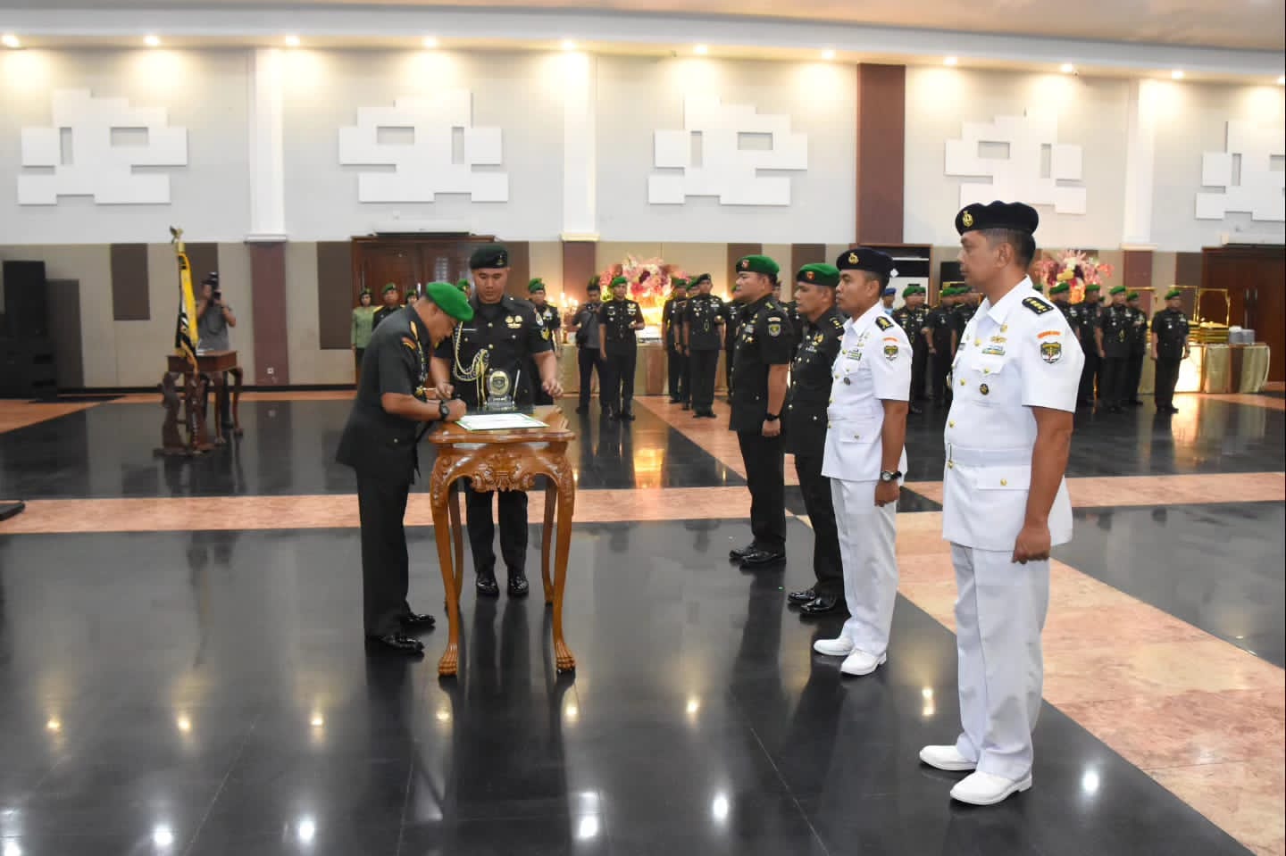 Pangdam Jaya Mayjen TNI Mohamad Hasan memimpin upacara serah terima jabatan Kapendam Jaya 