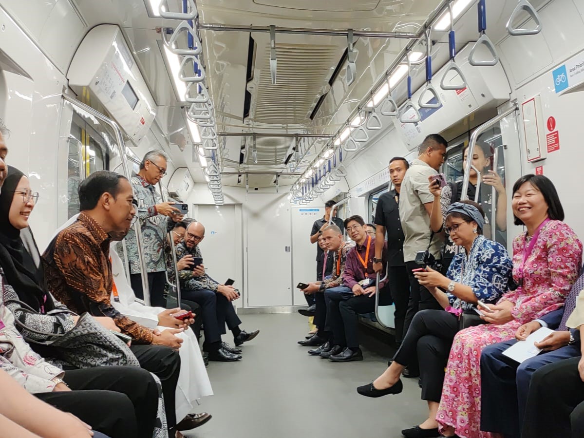 Presiden Jokowi Hadiri ASEAN Day dengan Naik MRT