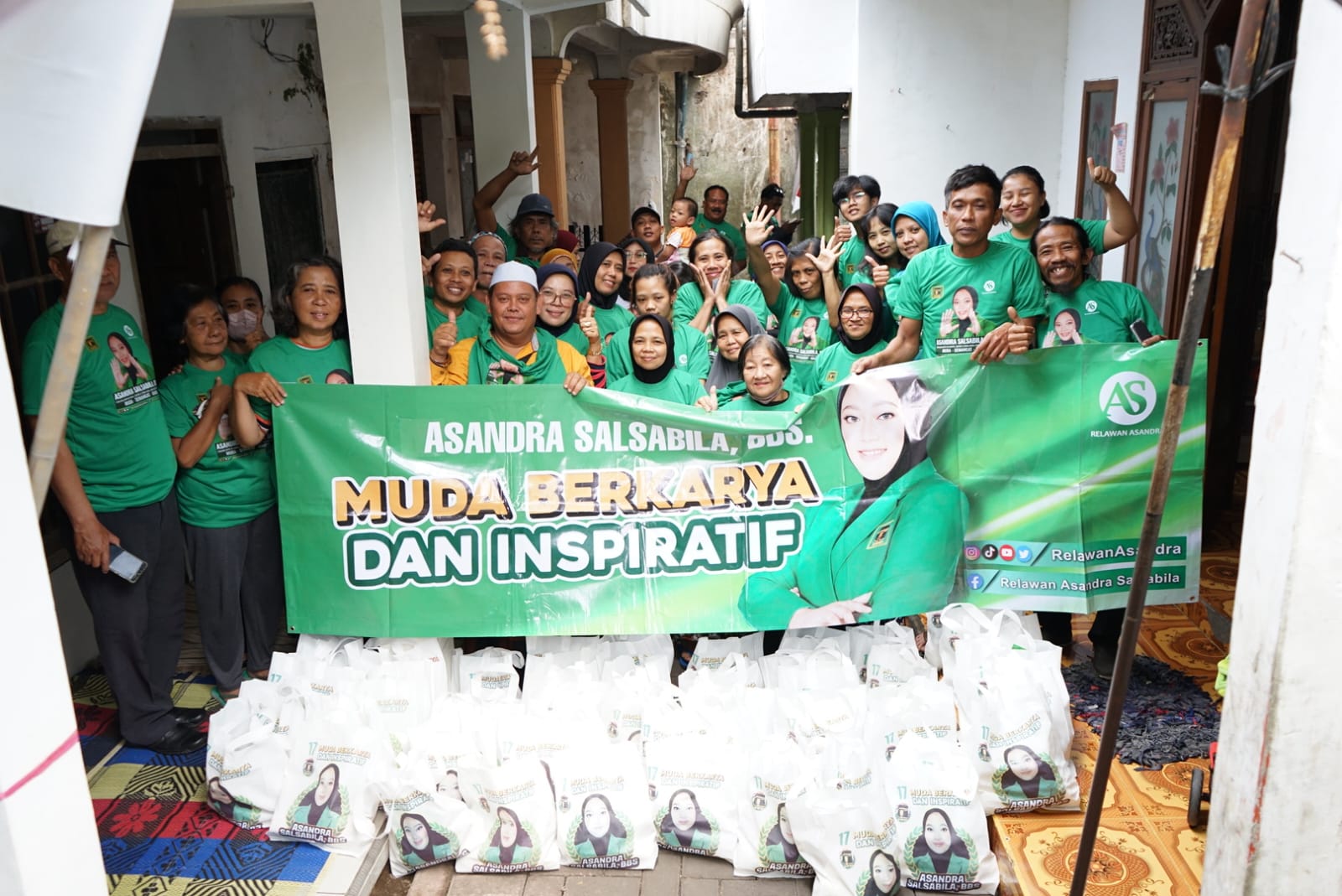 Tim relawan bacaleg DPR dari PPP Asandra Salsabila, BBS, melakukan sosialisasi dan membagikan sembako di Kota Malang, Jatim. 
