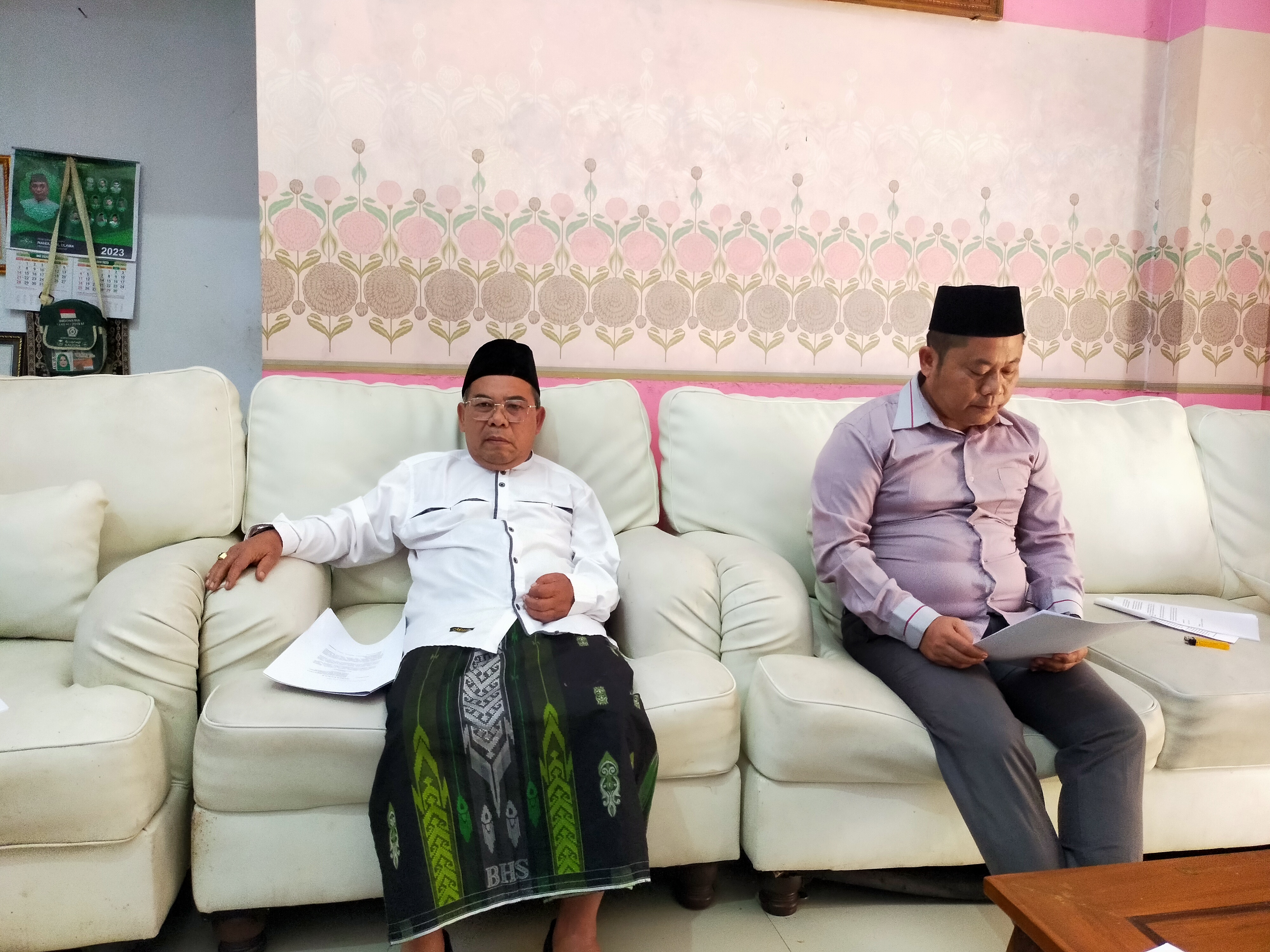 Pimpinan Ponpes Raudlatul Muta'allimin, Cilendek, KecamatanCibeureum, KH Ate Mushodiq didampingi Juru bicara keluarga, U Aziz Muslim