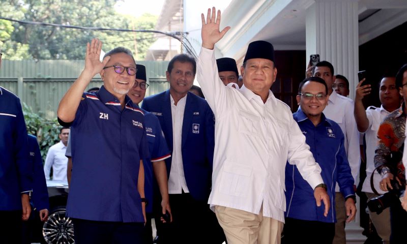 Ketua Umum PAN Zulkifli Hasan dan Ketua Umum Gerindra Prabowo Subianto berjalan bersama.