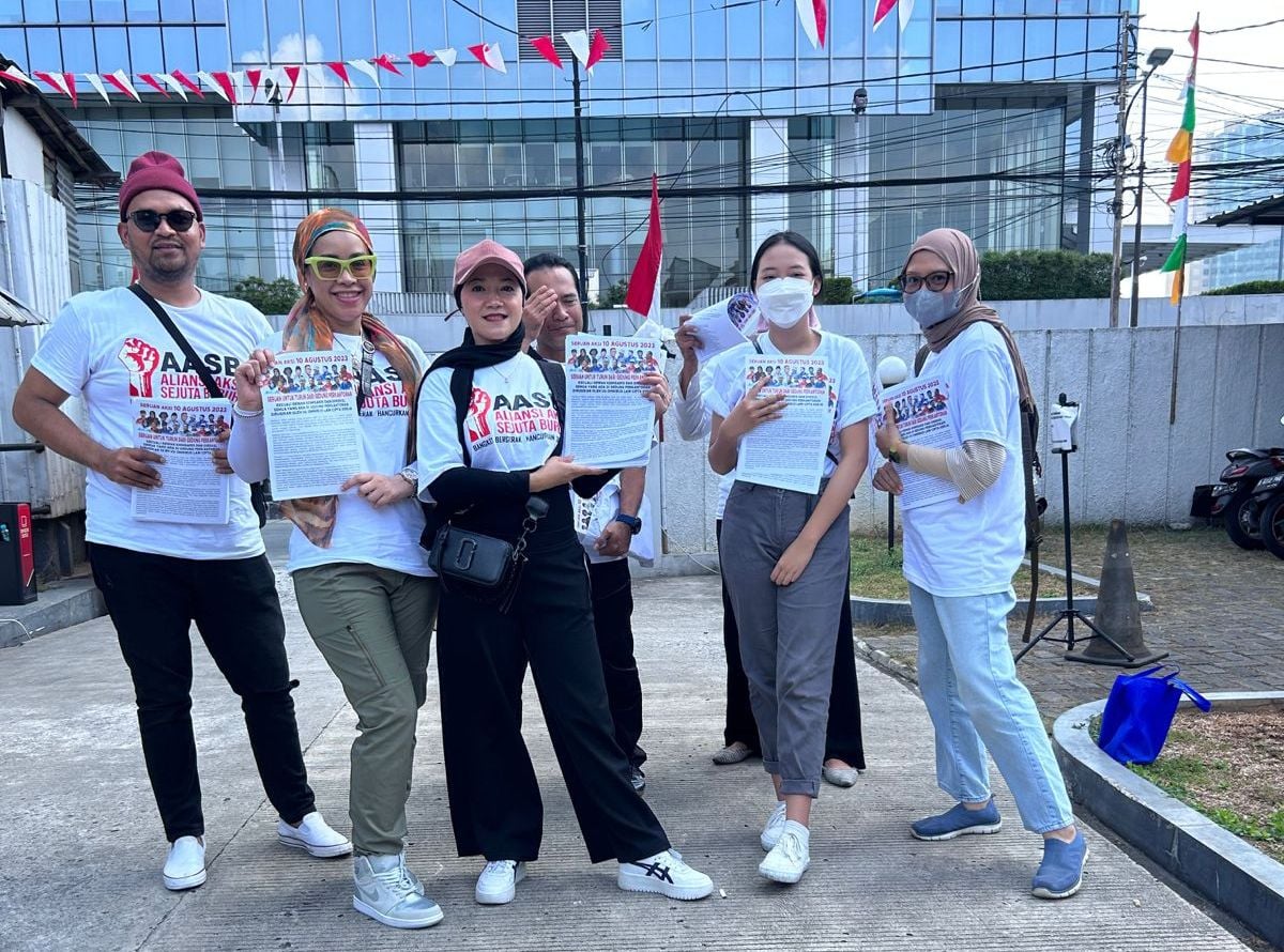 Aktivis Aliansi Buruh Sebarkan Brosur Rencana Aksi Pekerja Tolak UU Cipta Kerja 