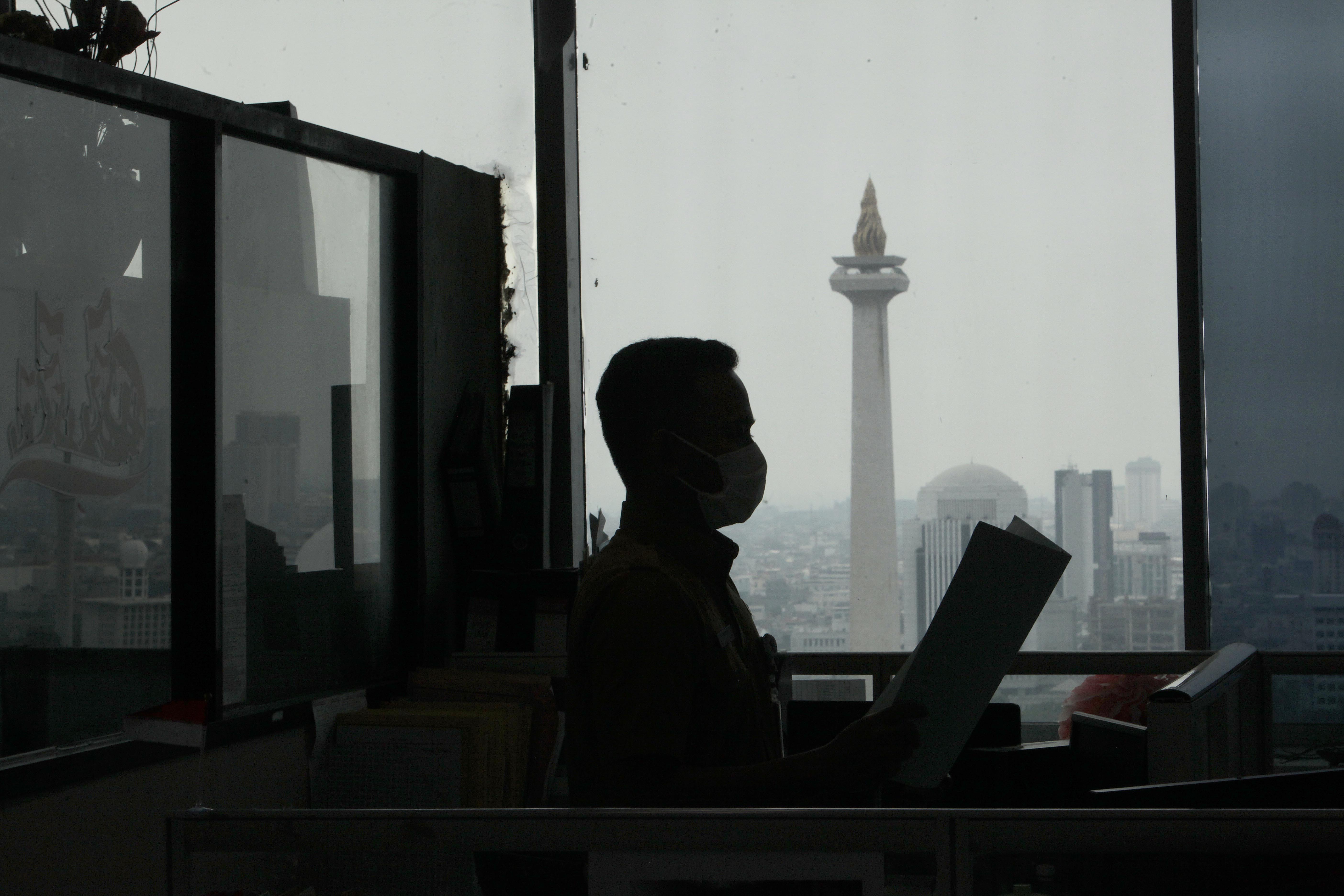 Karyawan Badan Kepegawaian Daerah (PNS-BKD) Pemprov DKI beraktivitas pada hari pertama masuk kerja kebijakan 50% ASN bekerja dari rumah 