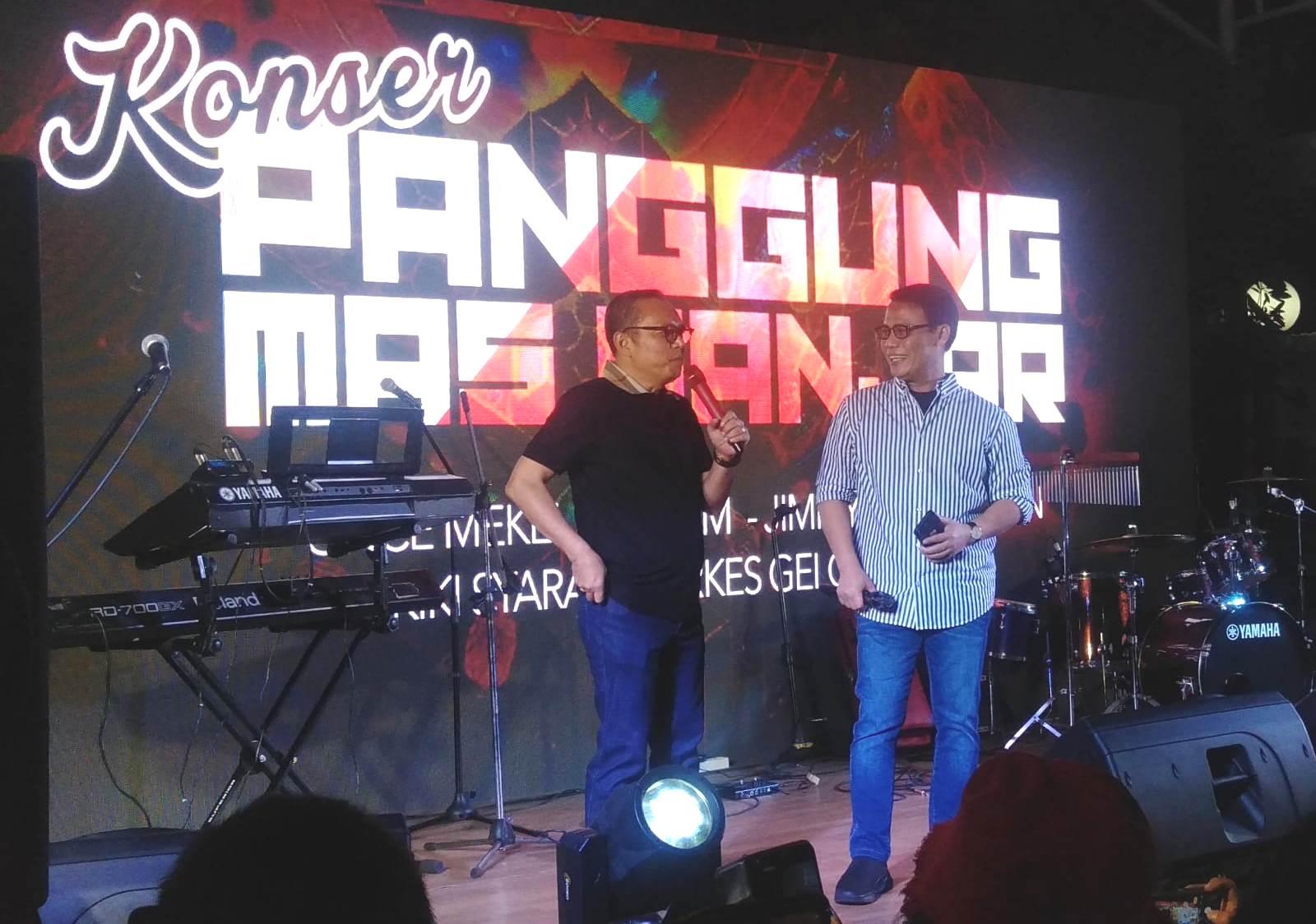 Wakil Ketua MPR RI Ahmad Basarah (kanan) di atas panggung konser.