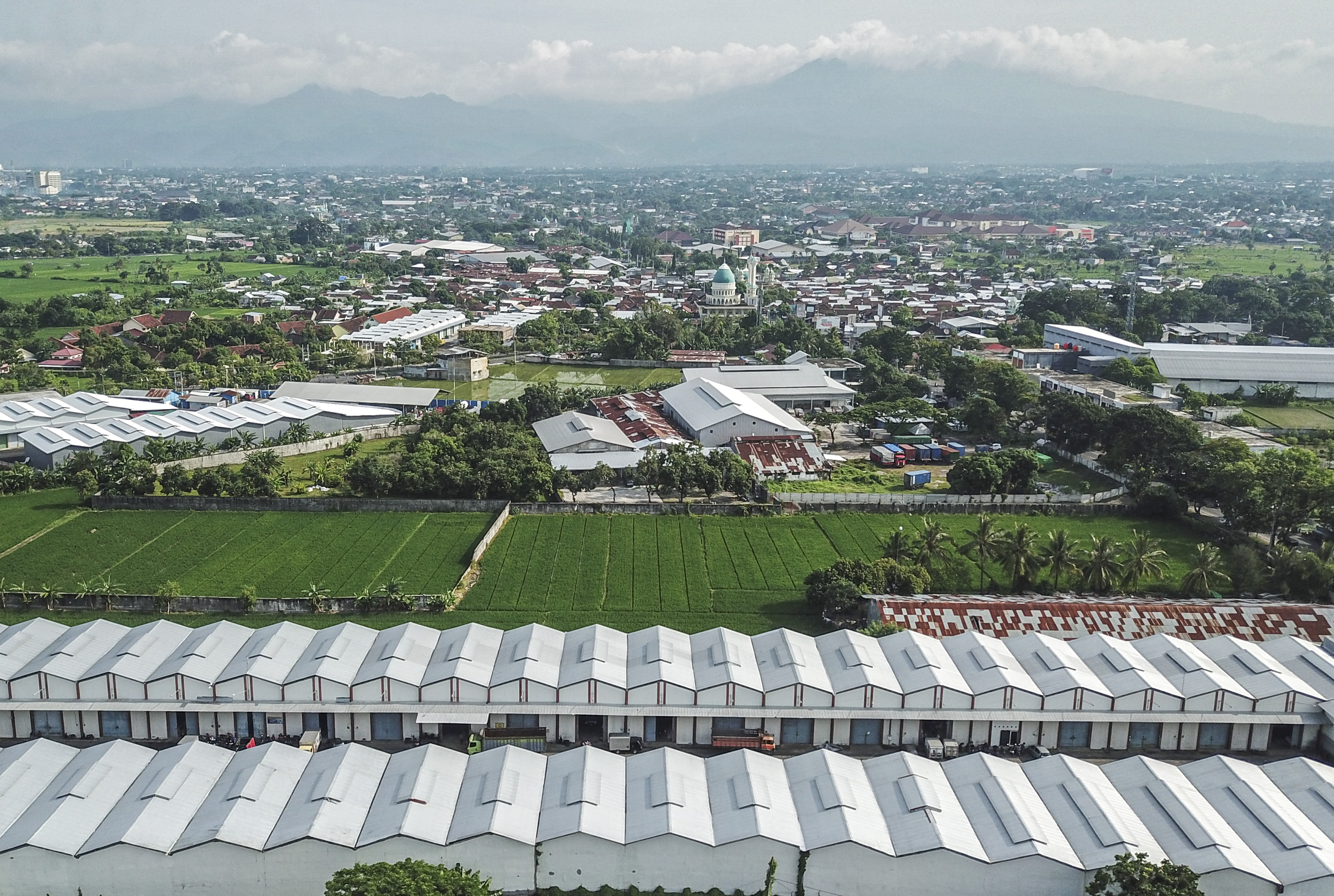 Foto udara kawasan pergudangan, di Dasan Cermen, Mataram, NTB, Senin (8/2/2021). Sektor pergudangan ikut menyumbang realisasi invetasi.