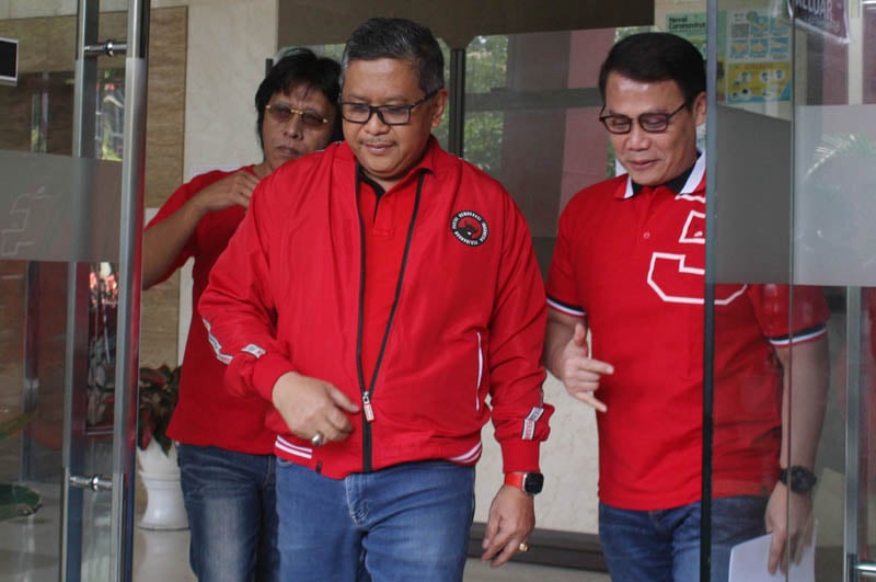 PDIP mengultimatum Budiman Sudjatmiko yang mendukung Prabowo Subianto. Ia diminta mundur atau dipecat.