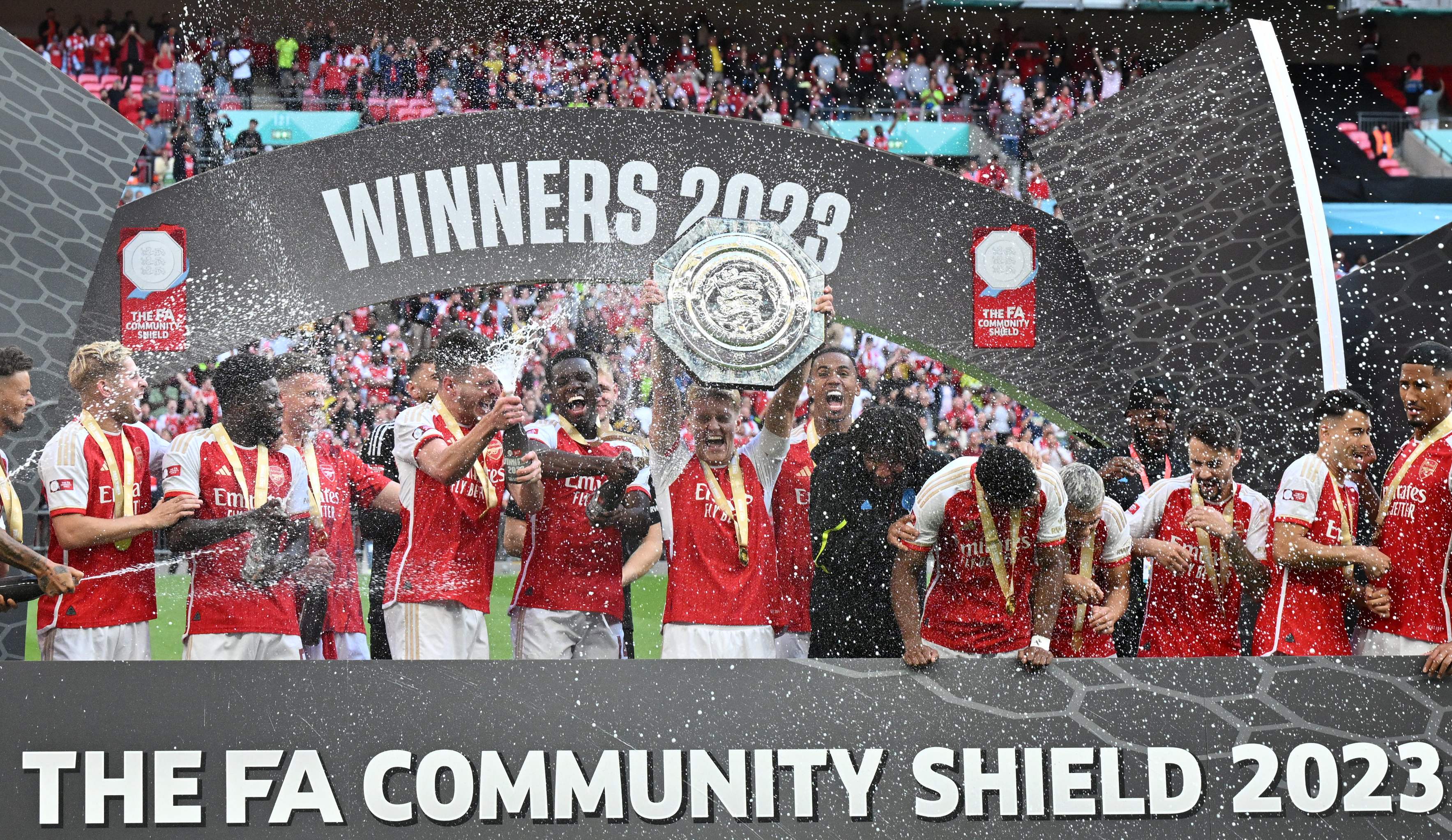 Para pemain Arsenal melakukan selebrasi usai menjadi juara Community Shield.