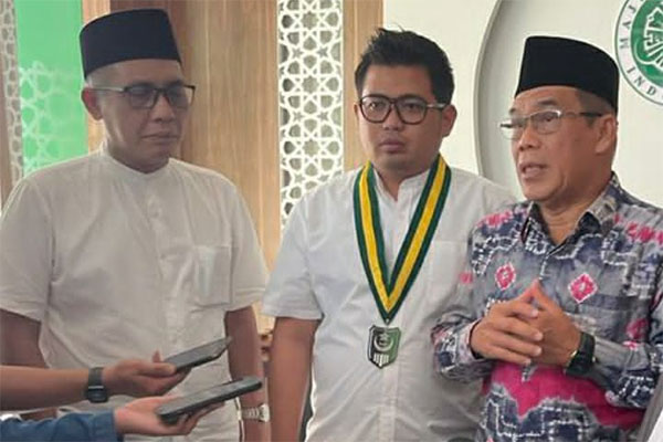 Ketua MUI  KH Sodikun  (kanan) sedang memberikan keterangan pers