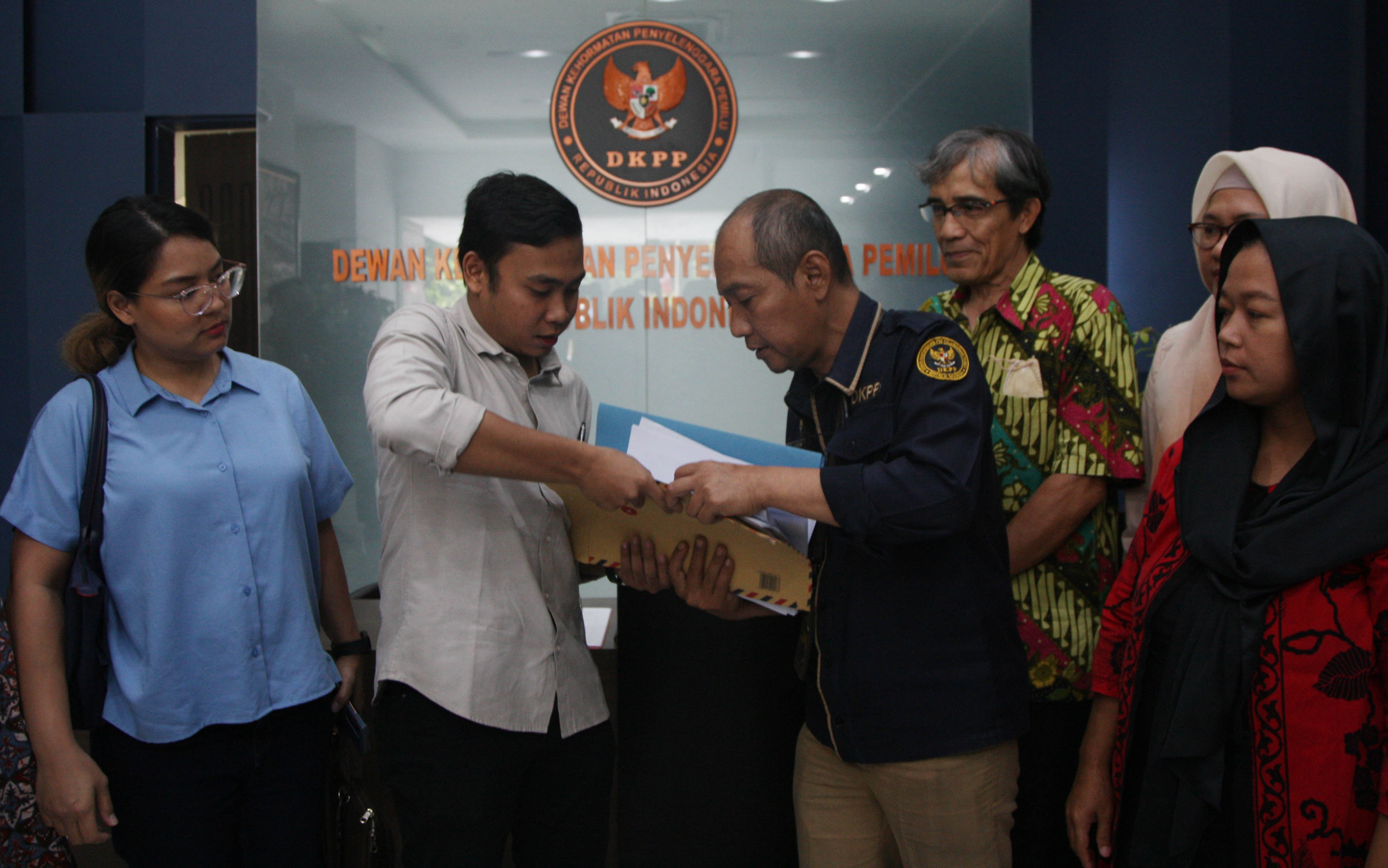 Masyarakat Peduli Keterwakilan Perempuan mengadukan pelanggaran kode etik penyelenggara KPU yang dilakukan Ketua KPU dan Anggota KPU 