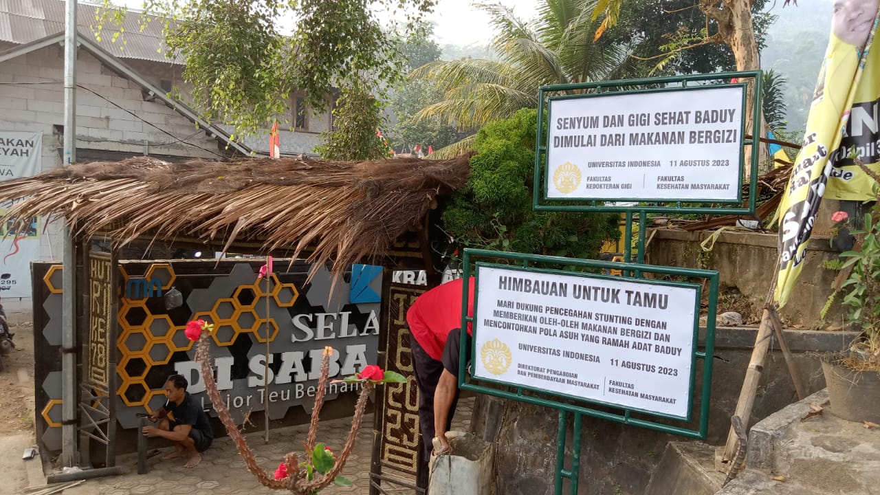 Plang peringatan untuk memberikan oleh-oleh makanan bergizi pada saat kegiatan Saba Baduy