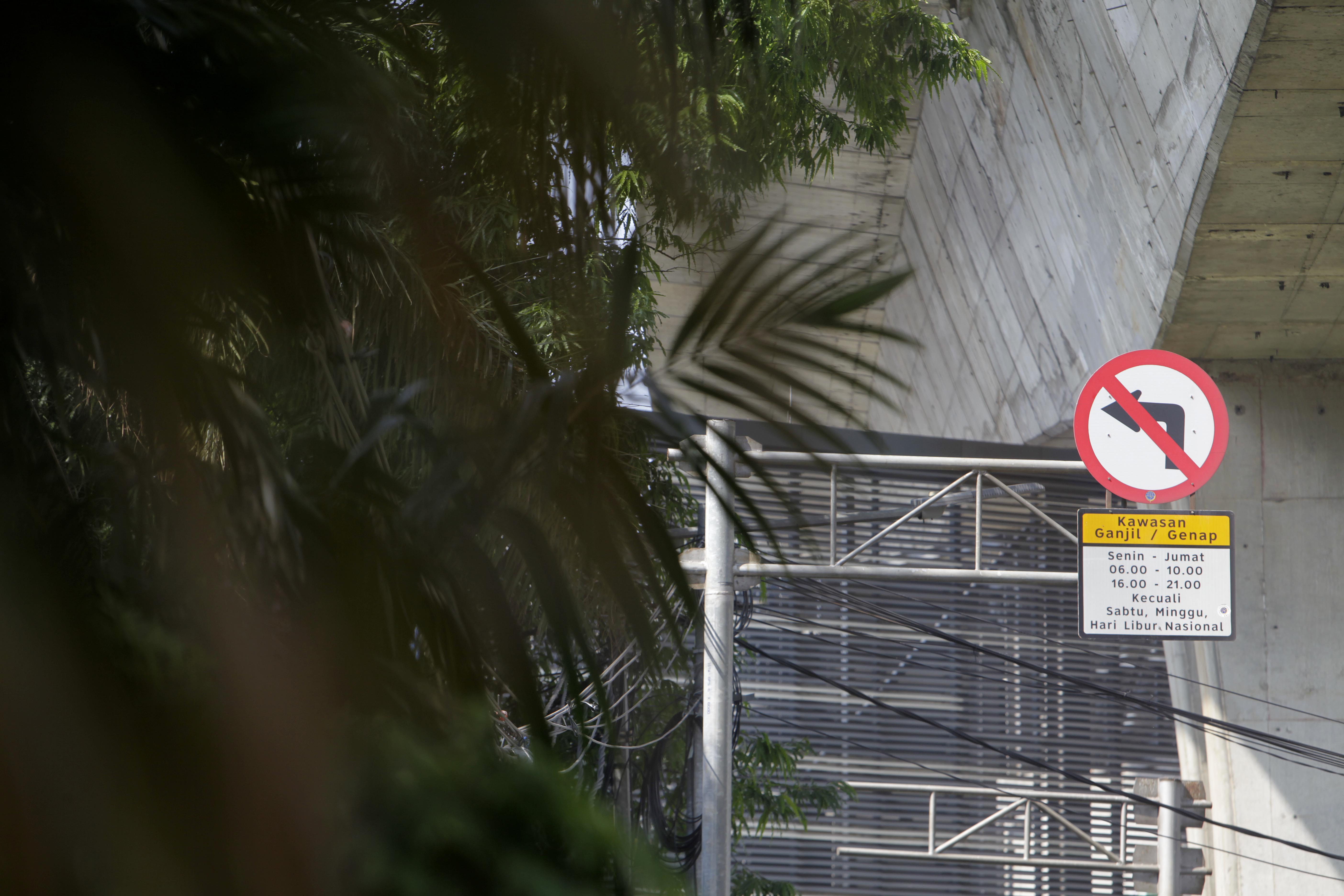 Papan penanda kawasan Ganji Genap di kawasan jalan Jenderal Sudirman, Jakarta, Rabu (2/6).