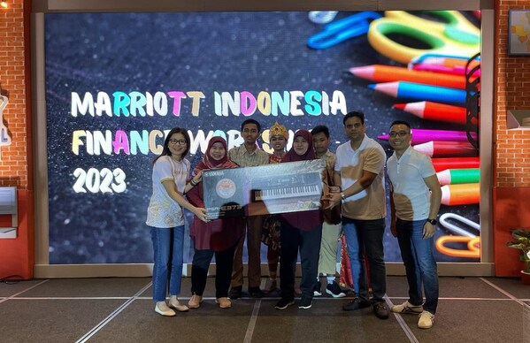 Four Points by Sheraton Surabaya memberikan sejumlah donasi kepada Sekolah Luar Biasa (SLB) Paedagogia di kawasan Surabaya, Jawa Timur.