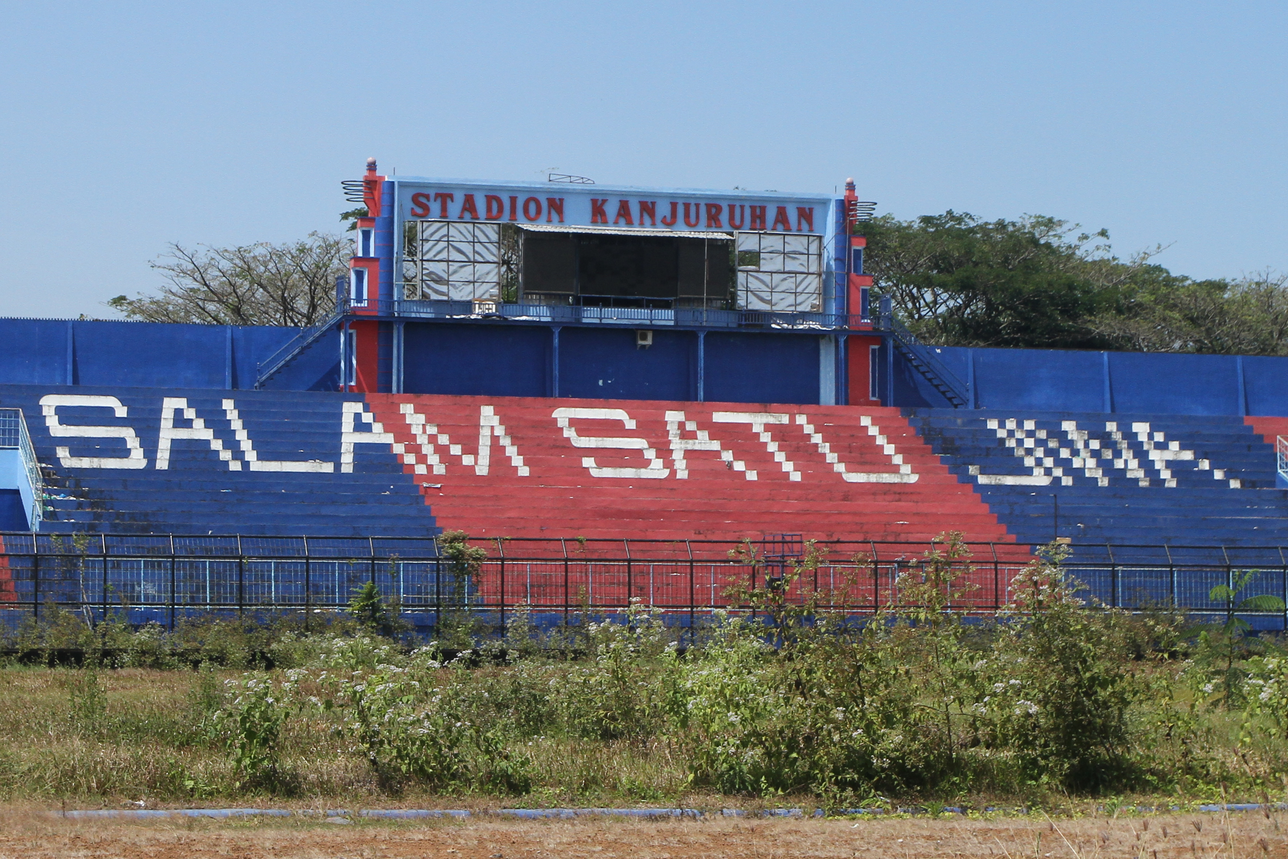 Semak liar tumbuh dan menutupi area lapangan sepak bola di Stadion Kanjuruhan