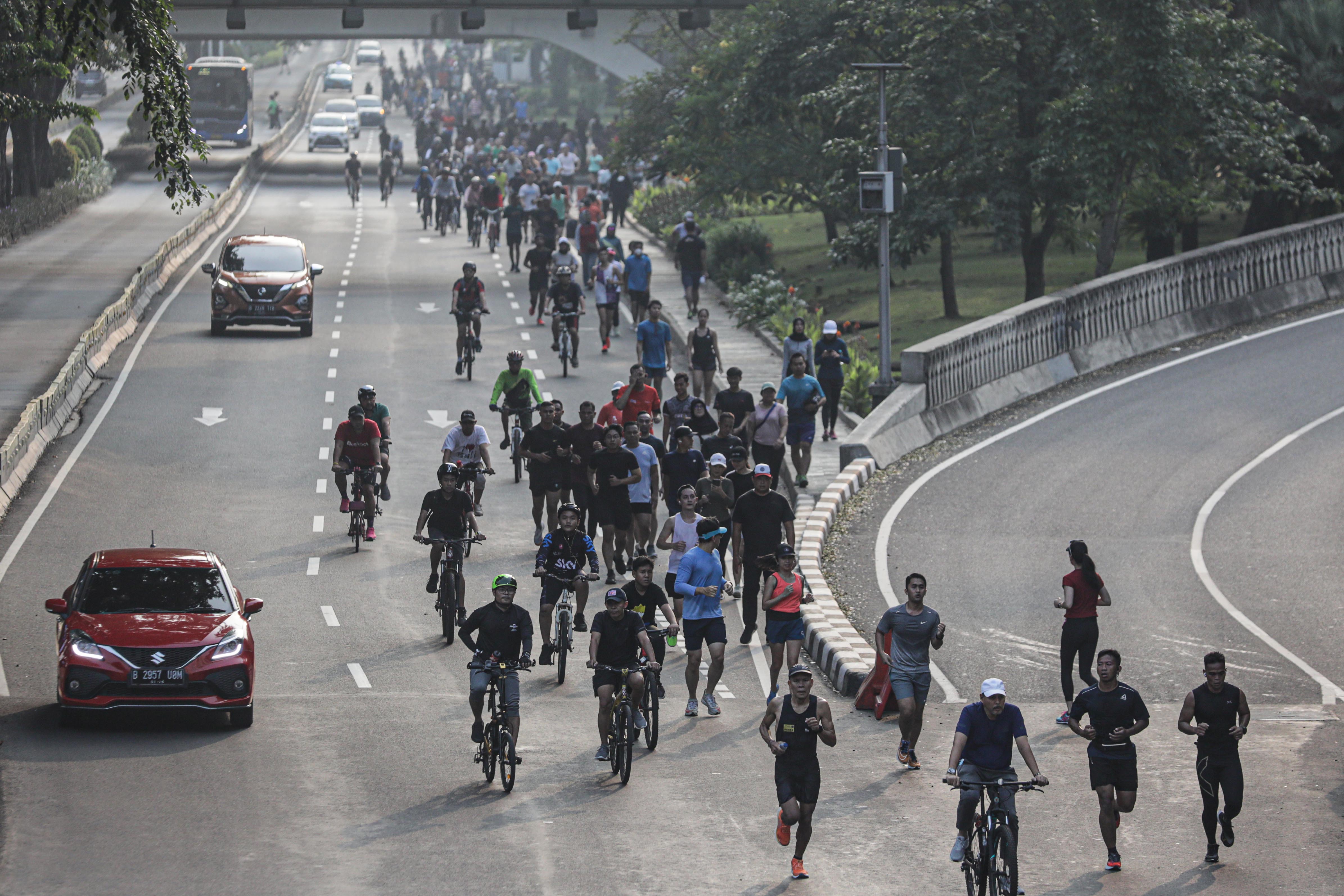 Warga berolahraga saat Car Free Day di kawasan Sudirman.