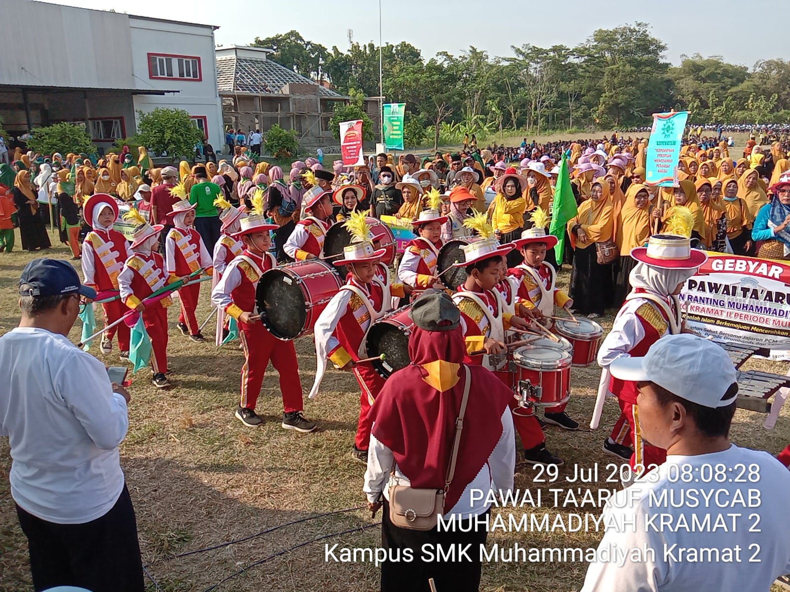 Drumband SD Muhammadiyah Kemantran, Tegal, saat beraksi di  pawai ta’aruf gebyar musycab Muhammadiyah dan Aisyiyah II.