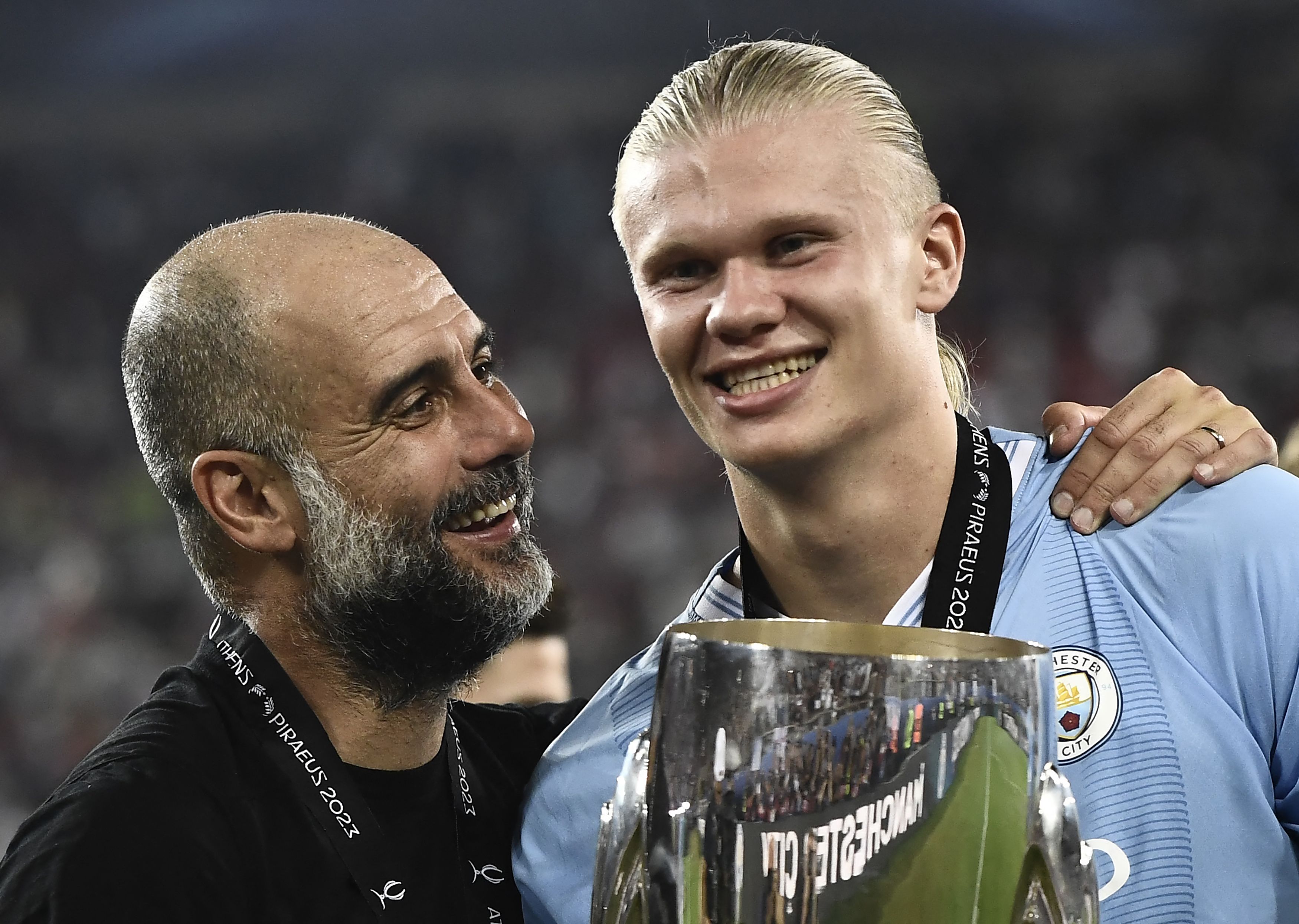 Selebrasi Pep Guardiola (kiri) dan Erling Haaland (kanan) sesuai memenangkan Piala Super Eropa, Kamis (17/8).
