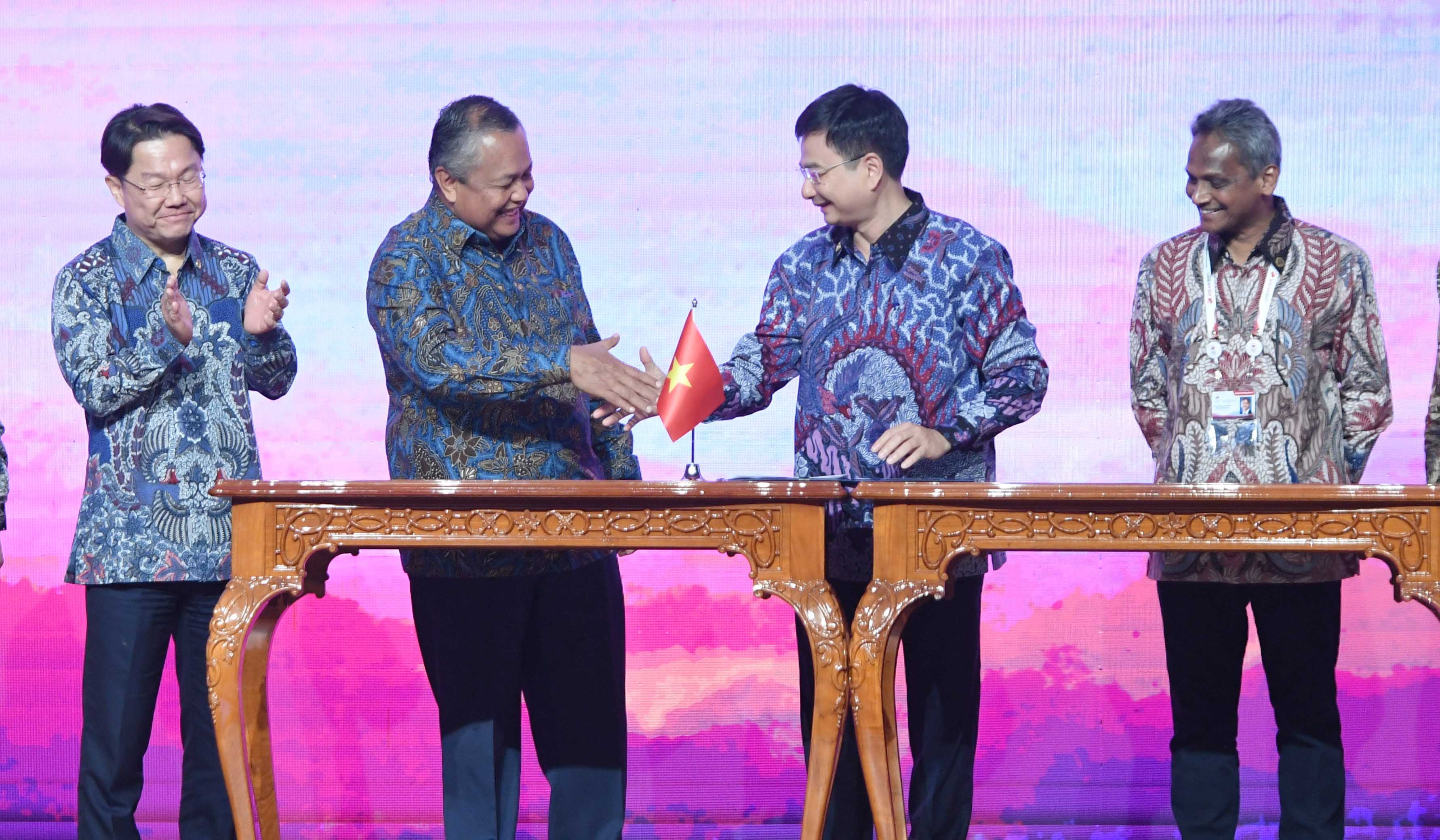 Vietnam meneken MoU konektifitas pembayaran ASEAN, Jumat (25/8) di Jakarta.