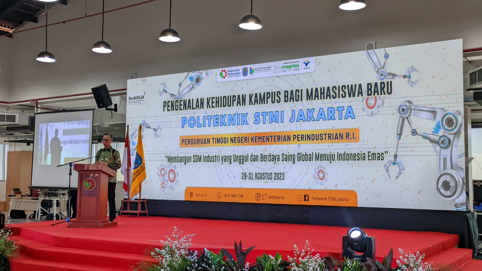  Menperin Agus Gumiwang Kartasasmita saat kuliah umum bagi mahasiswa baru Politeknik STMI Jakarta pada Selasa (29/8) di Jakarta.