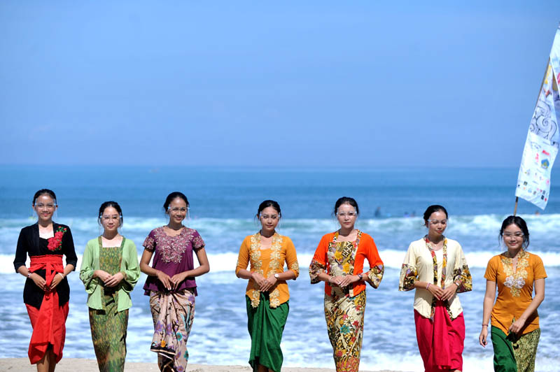 Bingung mencari kebaya untuk wisuda? Berikut 10 inspirasi kebaya untuk kamu.