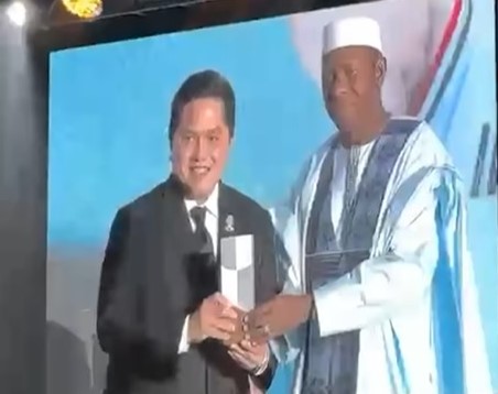 Video Erick Thohhir menerima penghargaan FIBA President's Award 2023. di Filipina