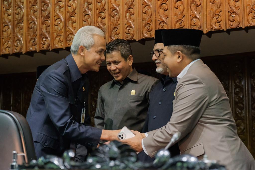 Gubernur Jateng Ganjar Pranowo berpamitan dengan pimpinan DPRD Jateng