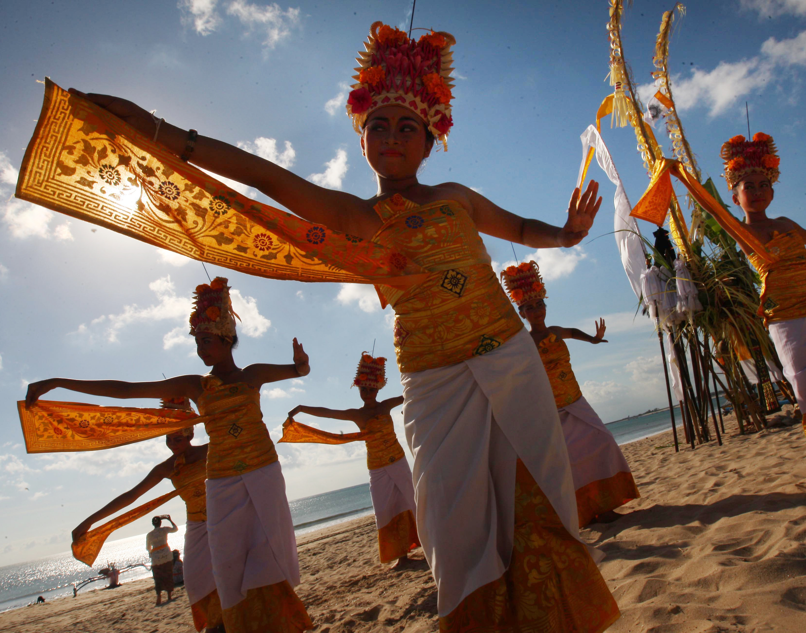 Penari melengkapi prosesi upacara Melasti di pantai Jimbaran, Bali, Selasa (20/8/2013).